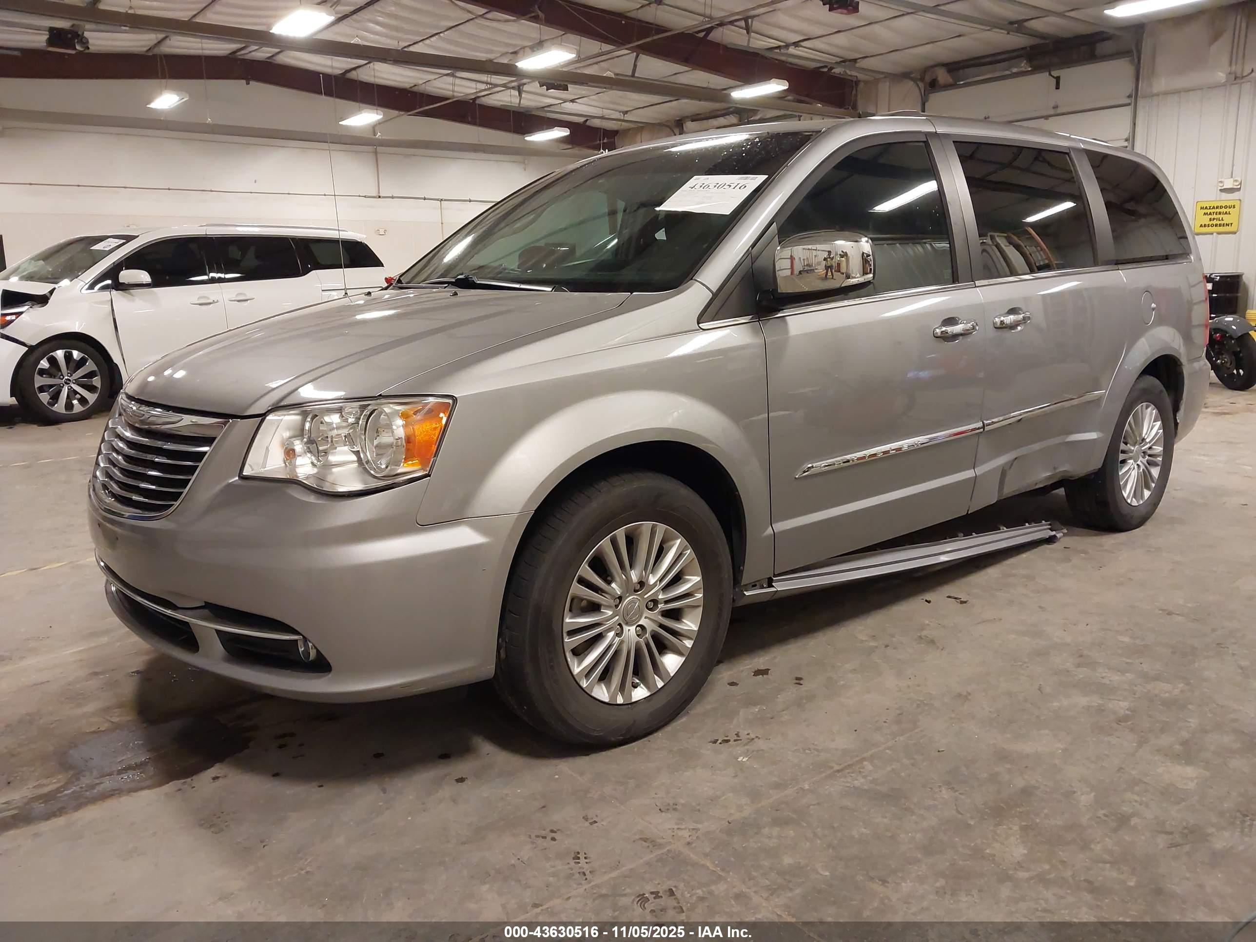 CHRYSLER TOWN image 2