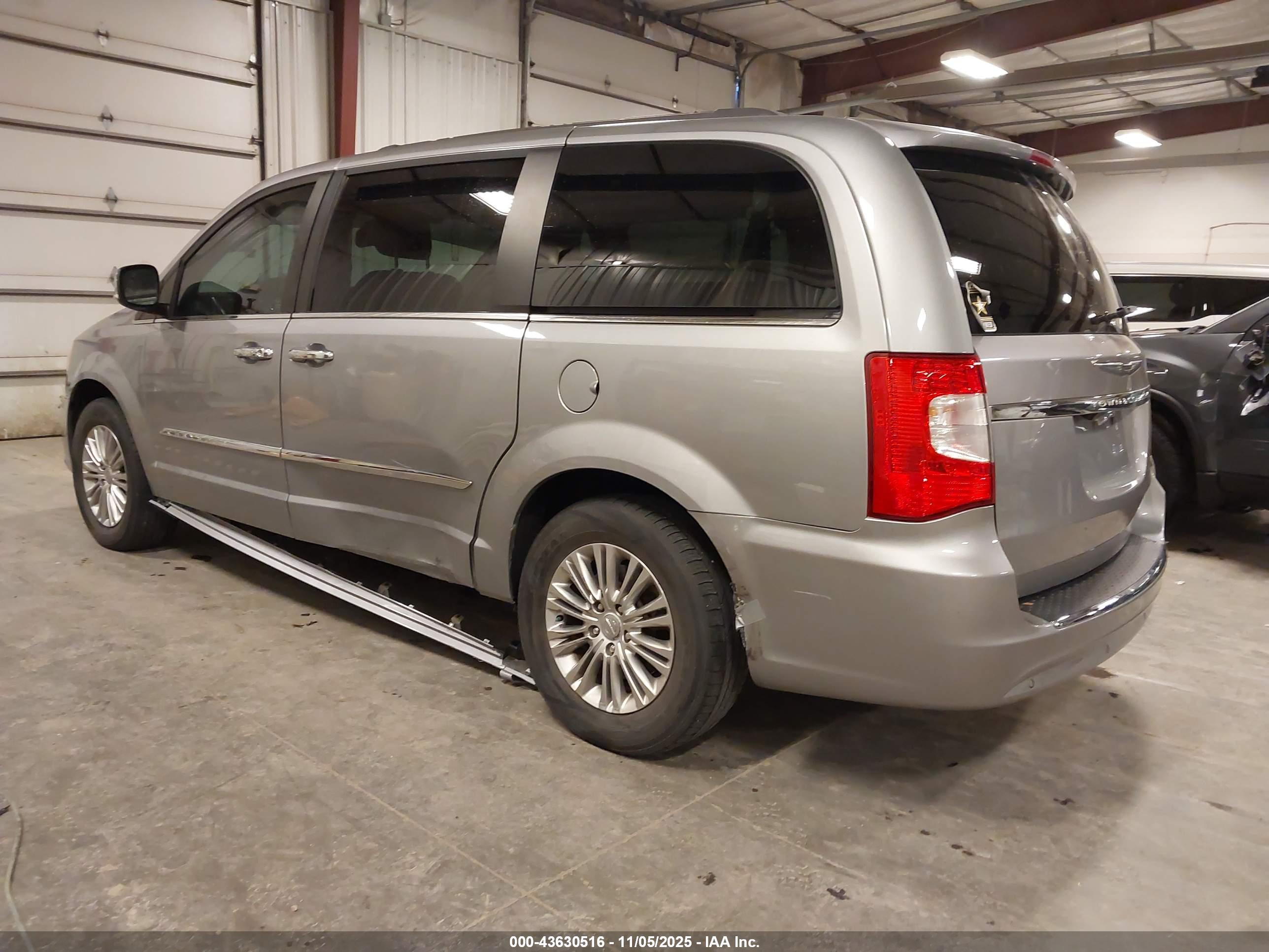 CHRYSLER TOWN image 3