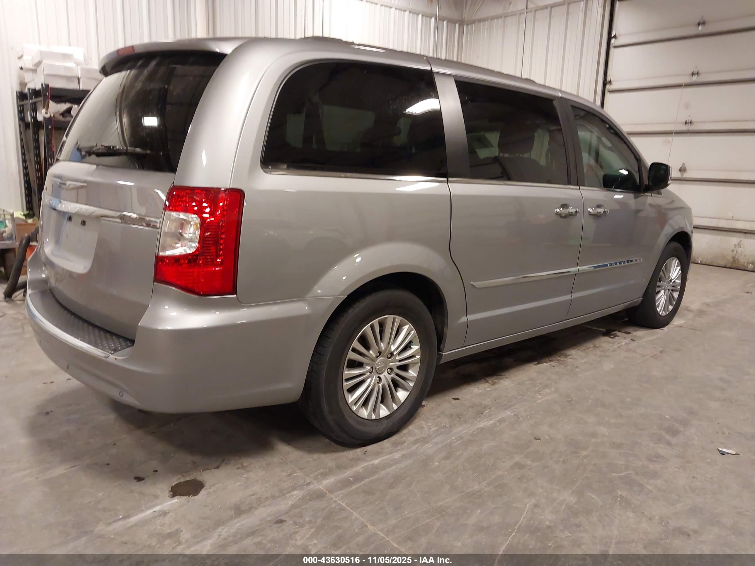 CHRYSLER TOWN image 4
