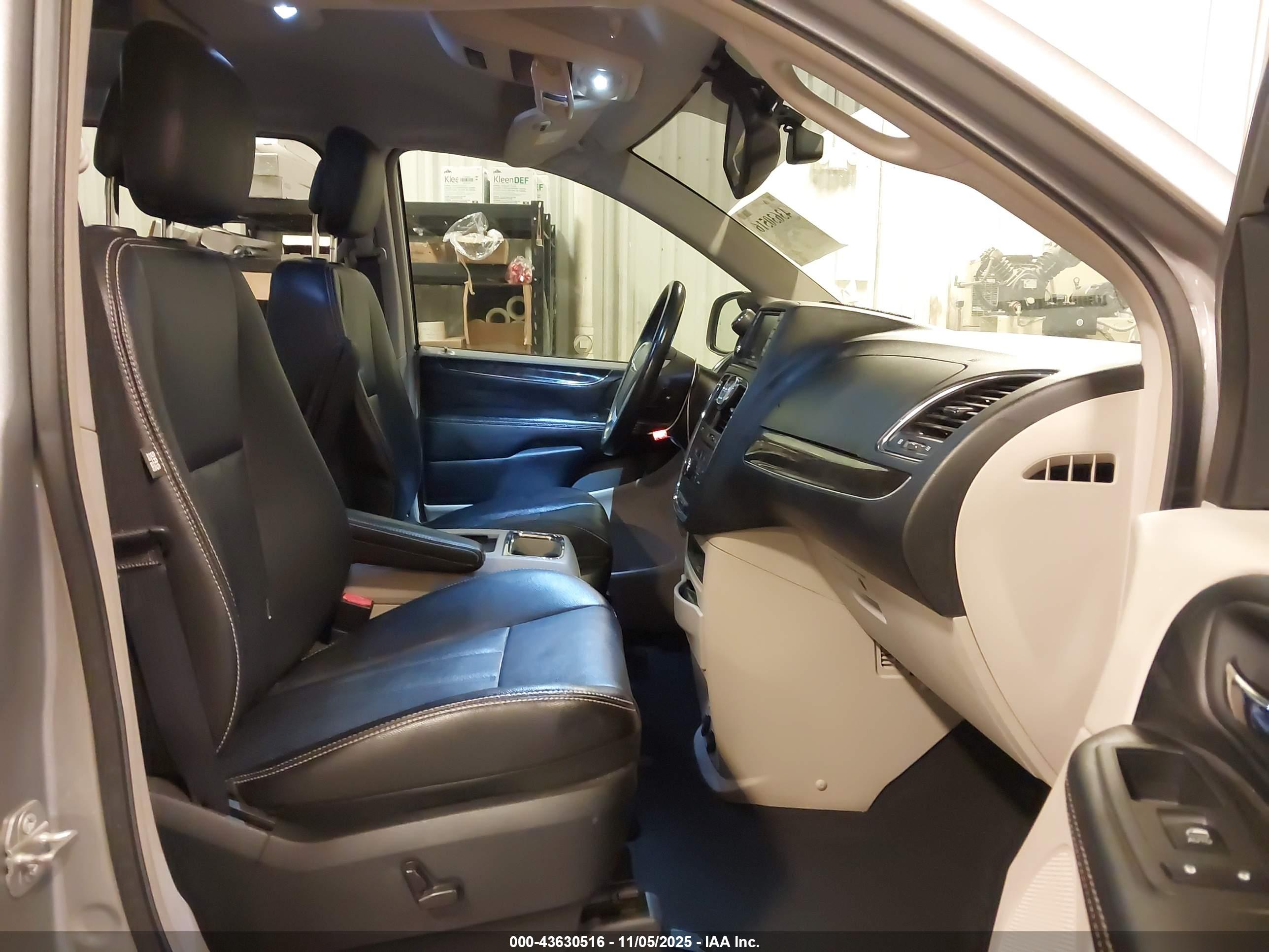 CHRYSLER TOWN image 5