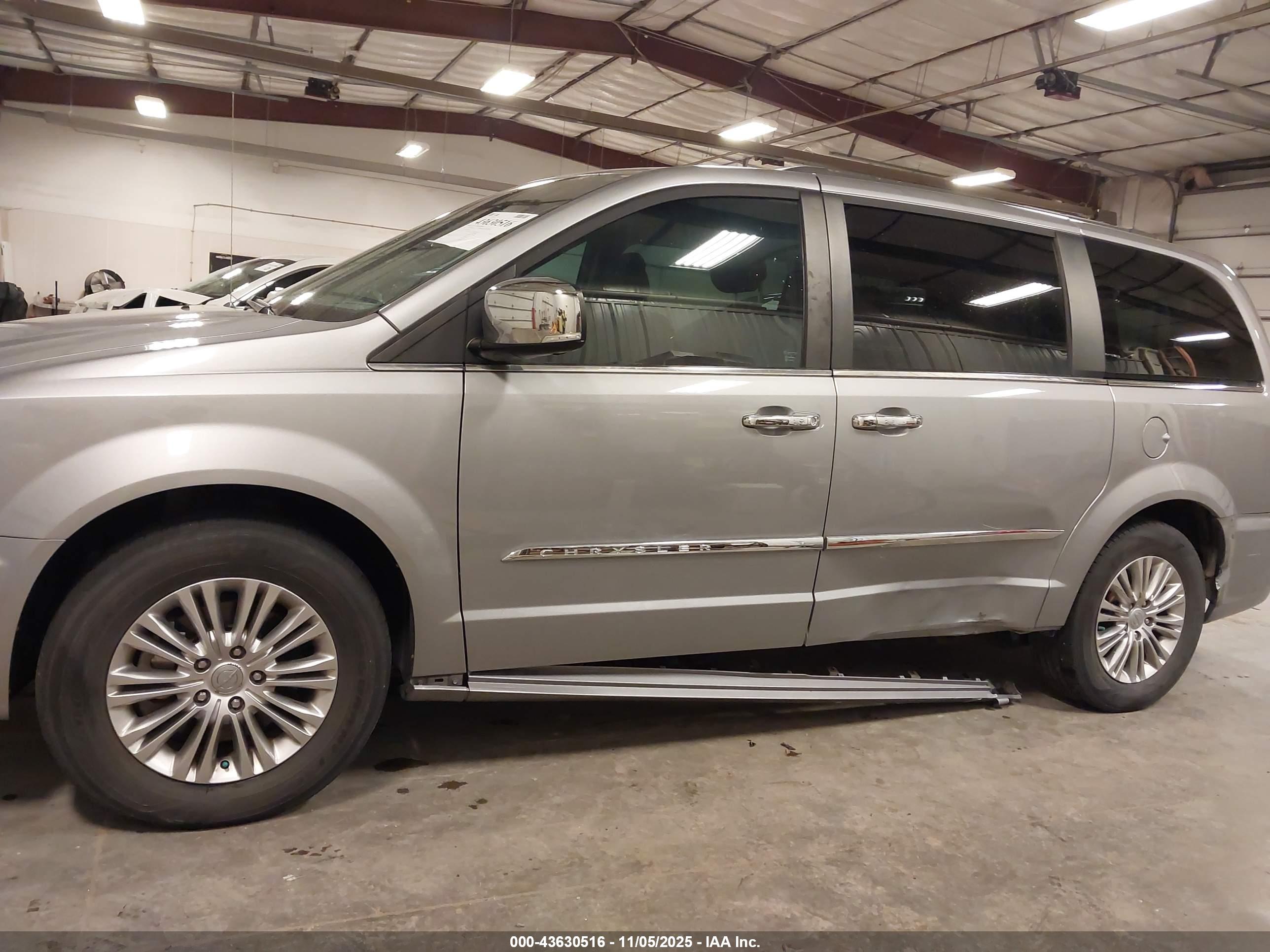 CHRYSLER TOWN image 6