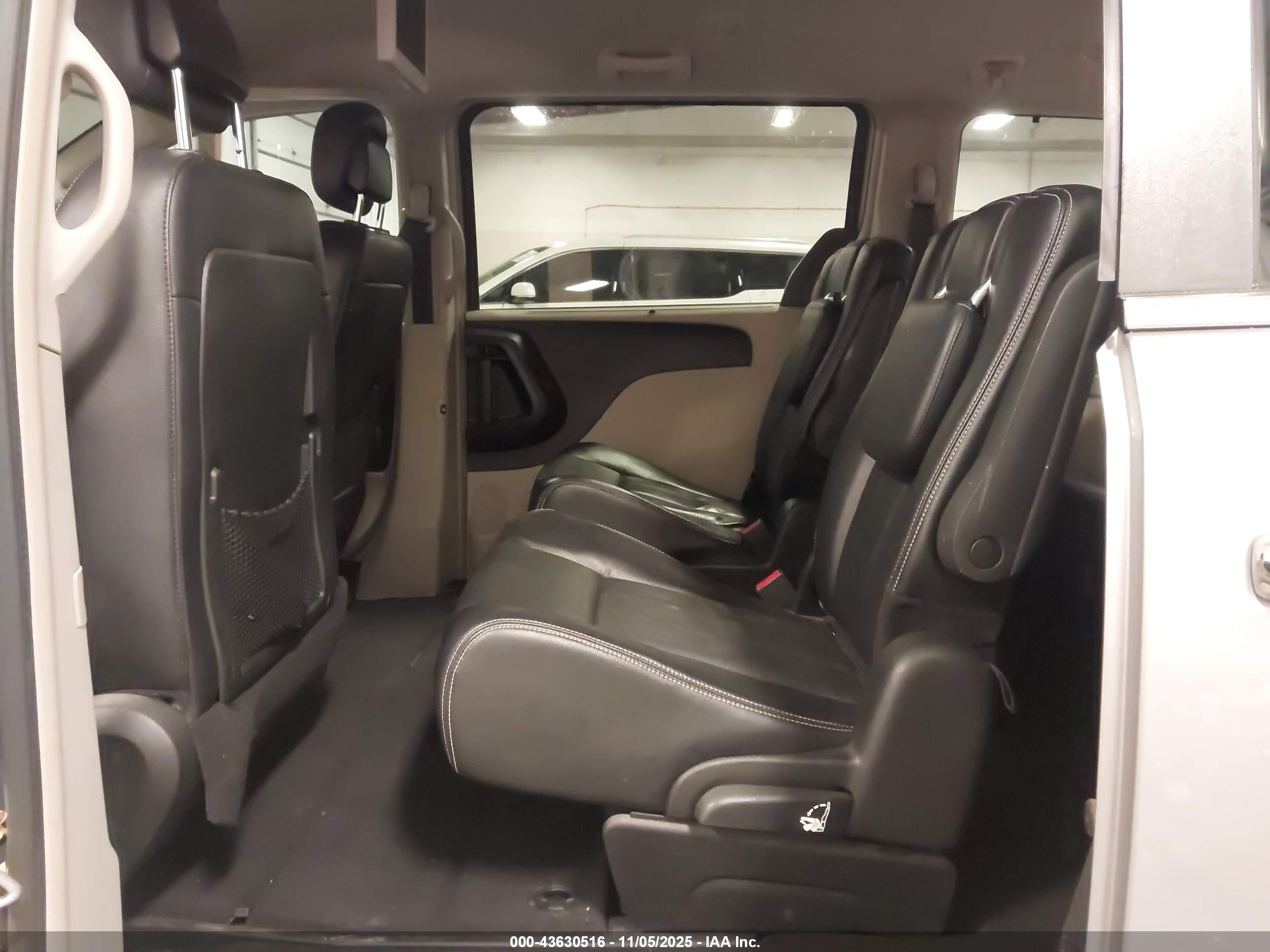 CHRYSLER TOWN image 8