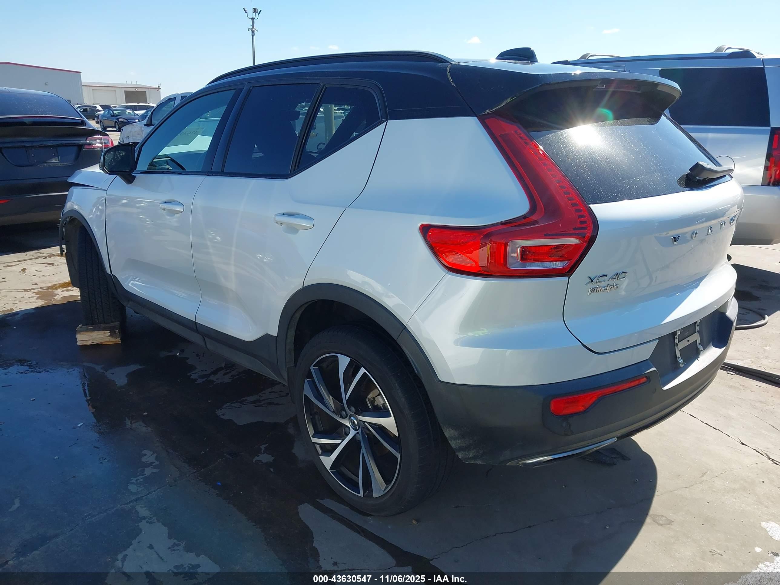 VOLVO XC40 image 3