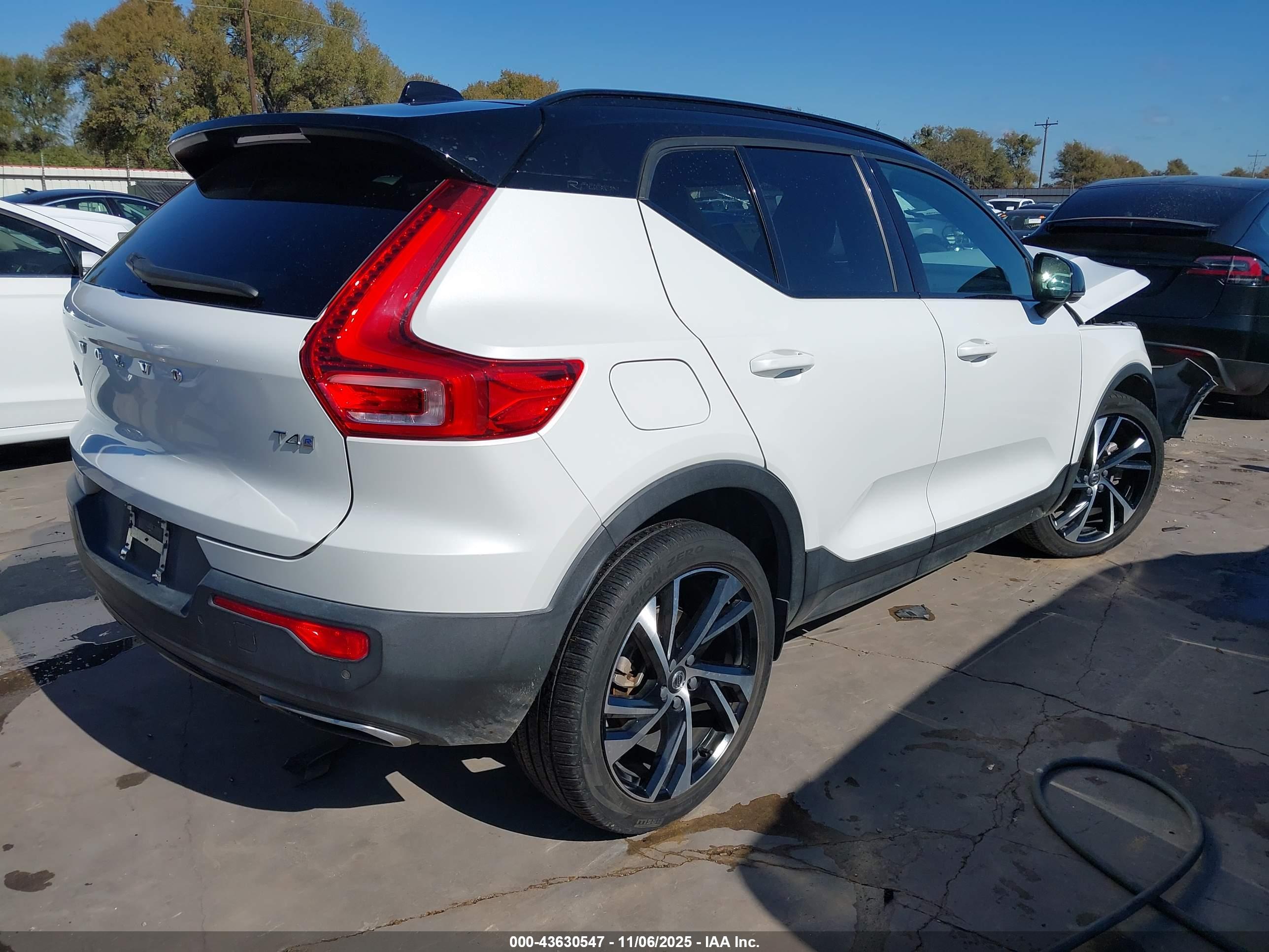 VOLVO XC40 image 4