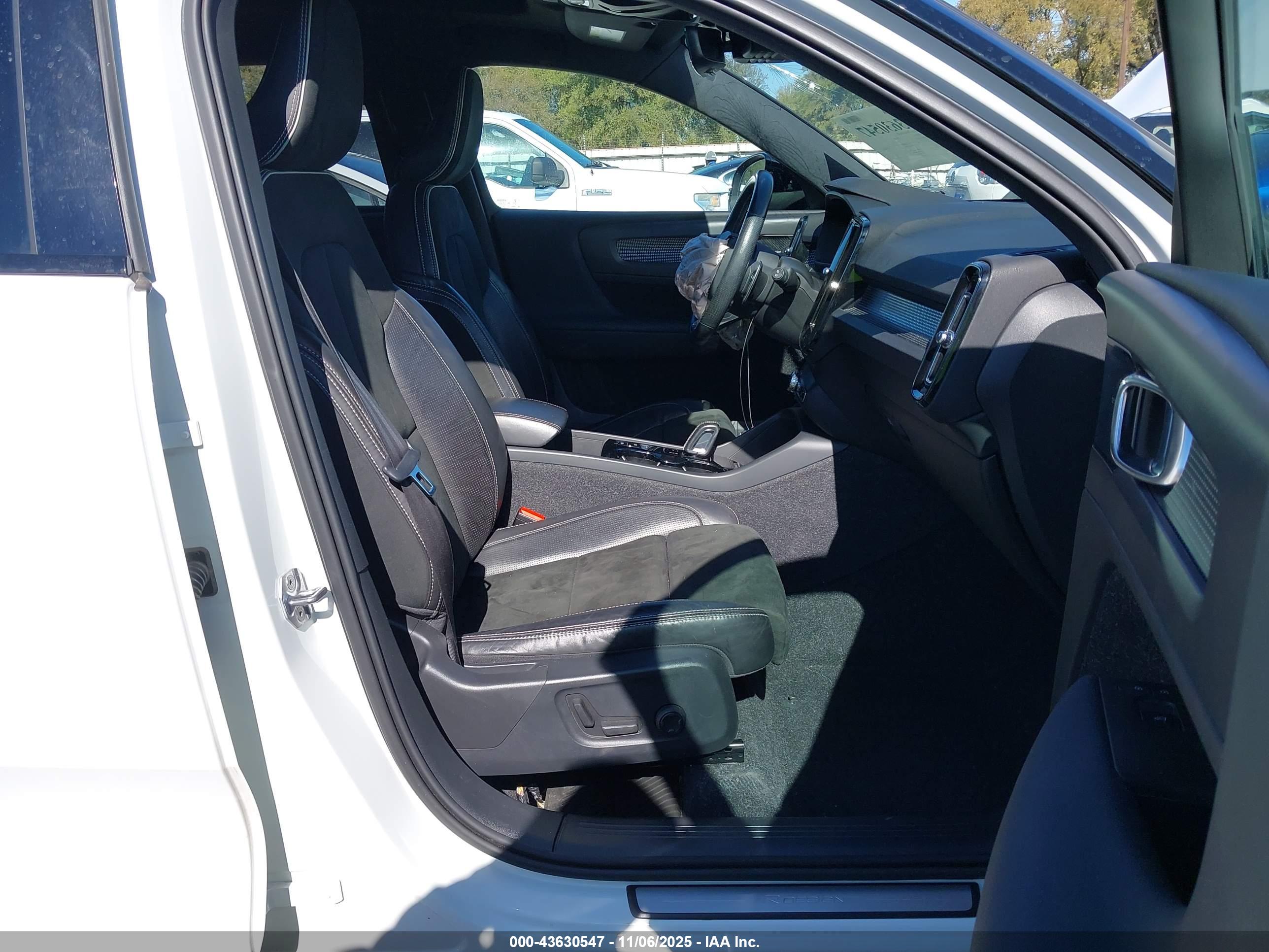 VOLVO XC40 image 5
