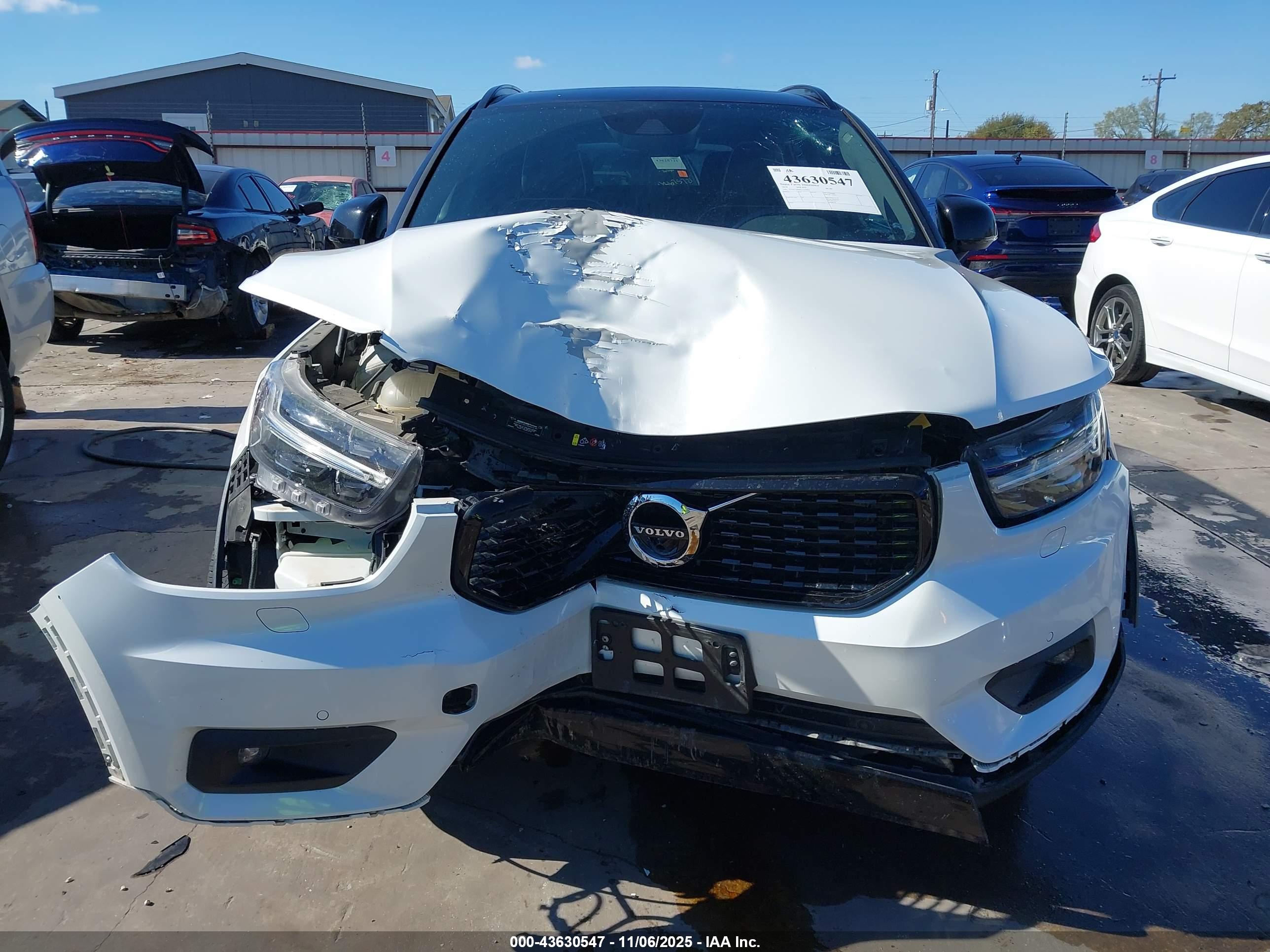 VOLVO XC40 image 6