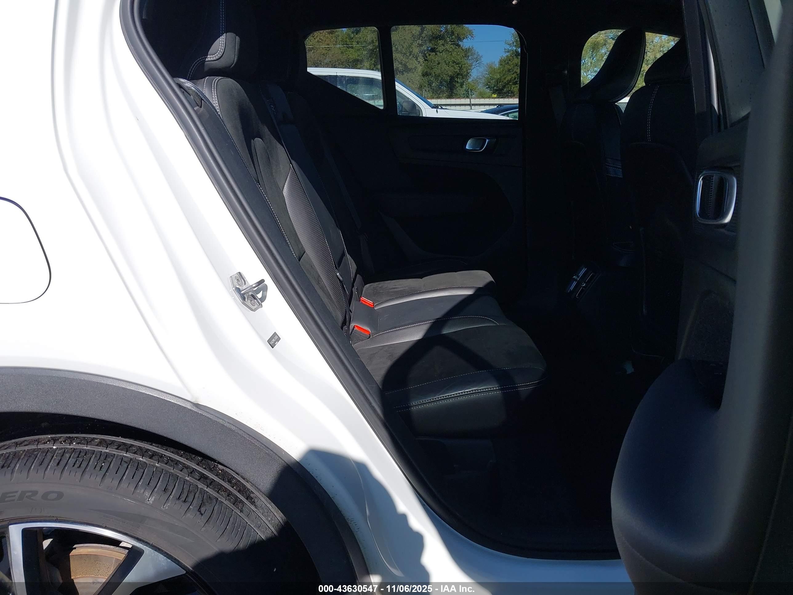 VOLVO XC40 image 8