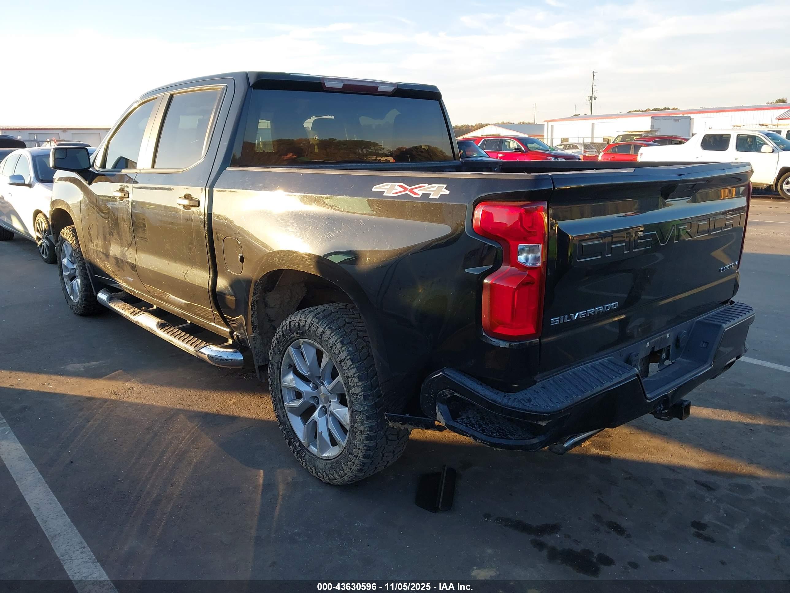 CHEVROLET SILVERADO image 3