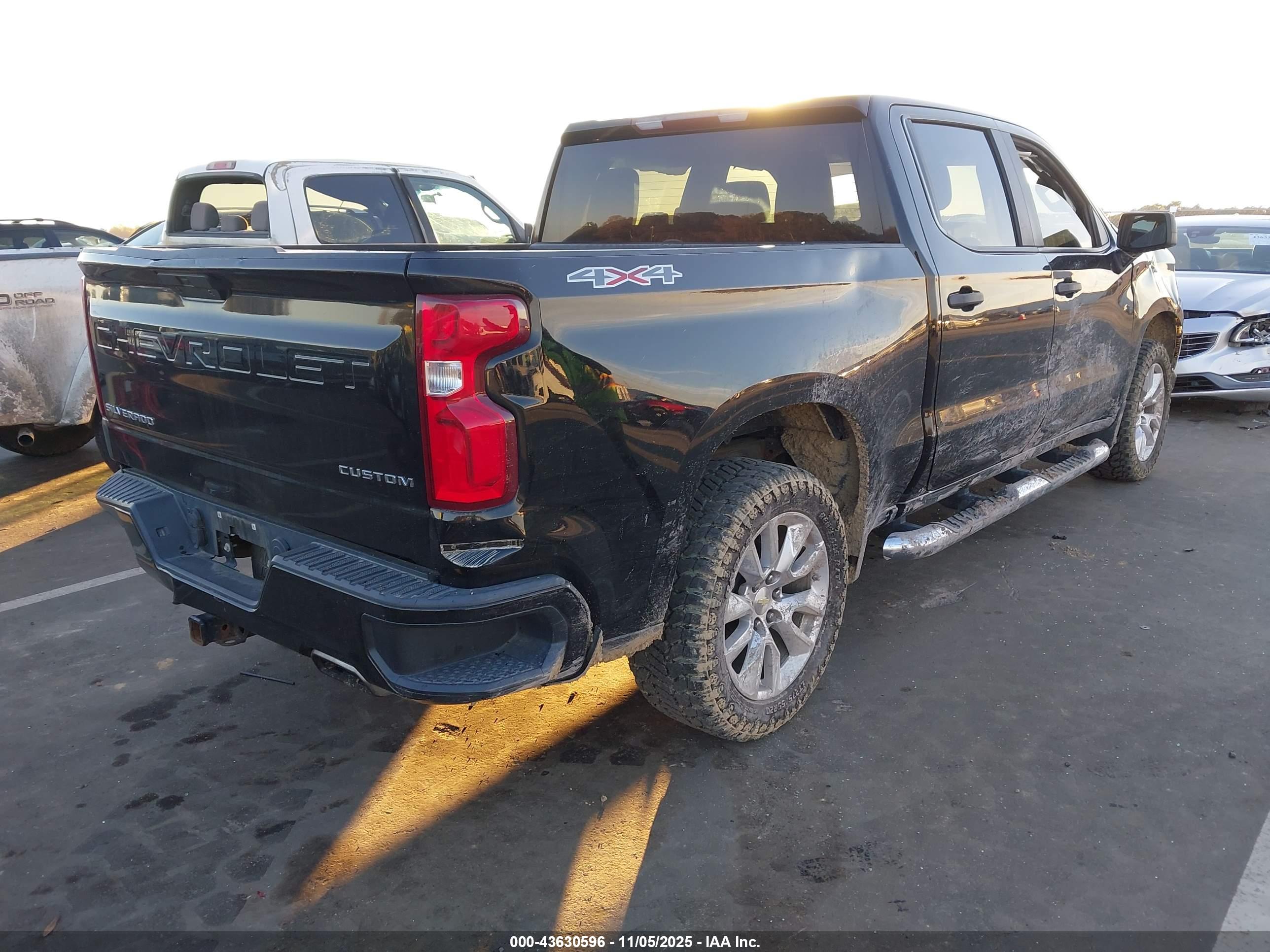 CHEVROLET SILVERADO image 4