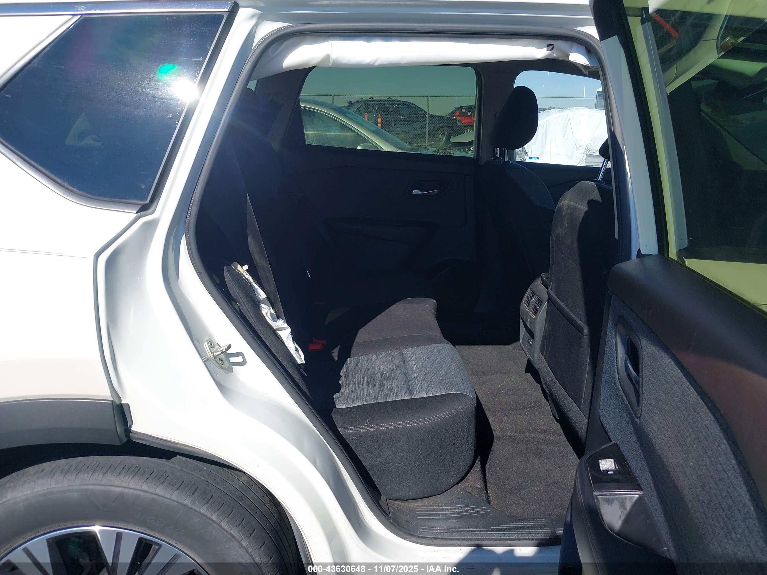 NISSAN ROGUE image 8