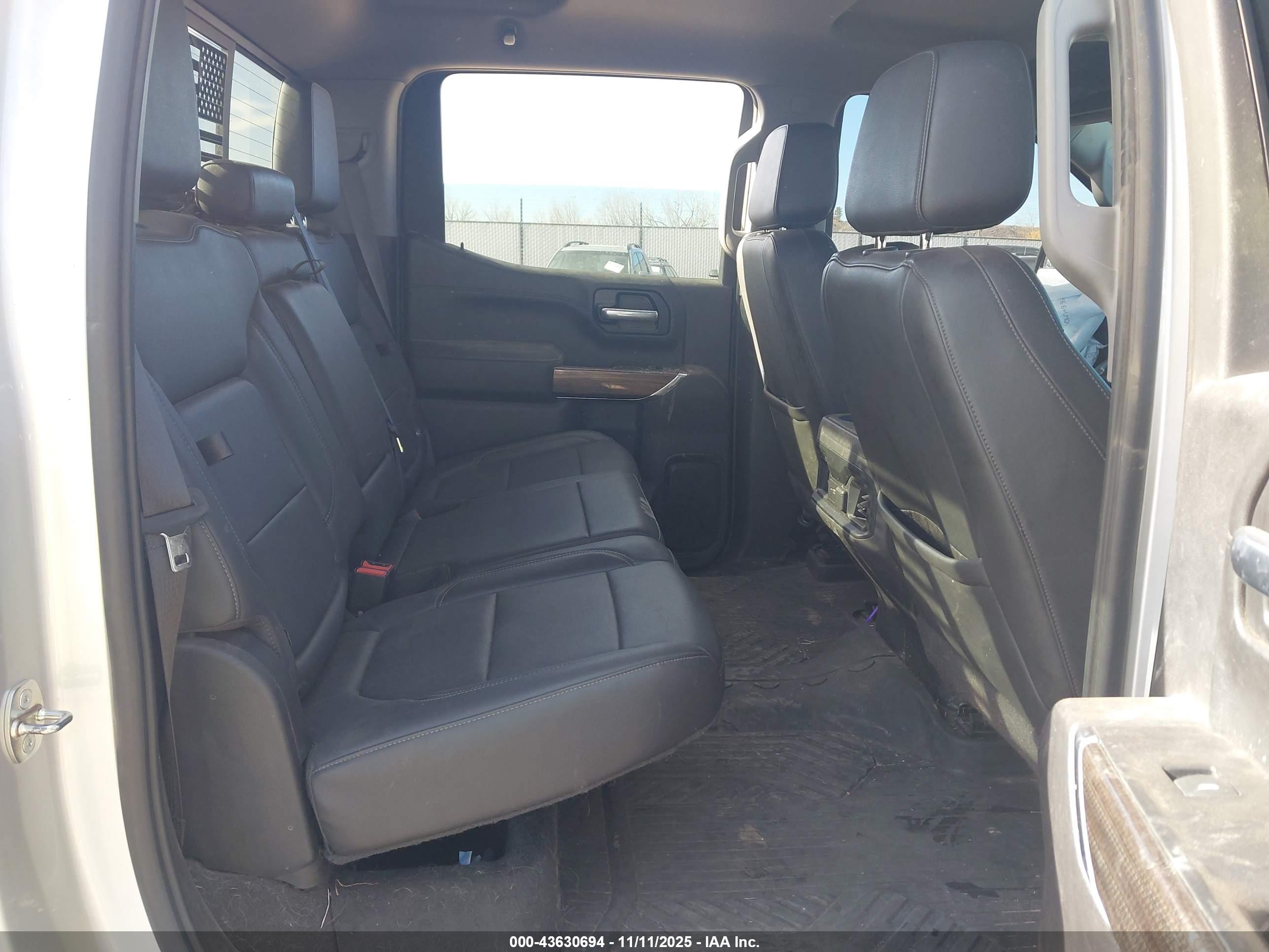 CHEVROLET SILVERADO image 8
