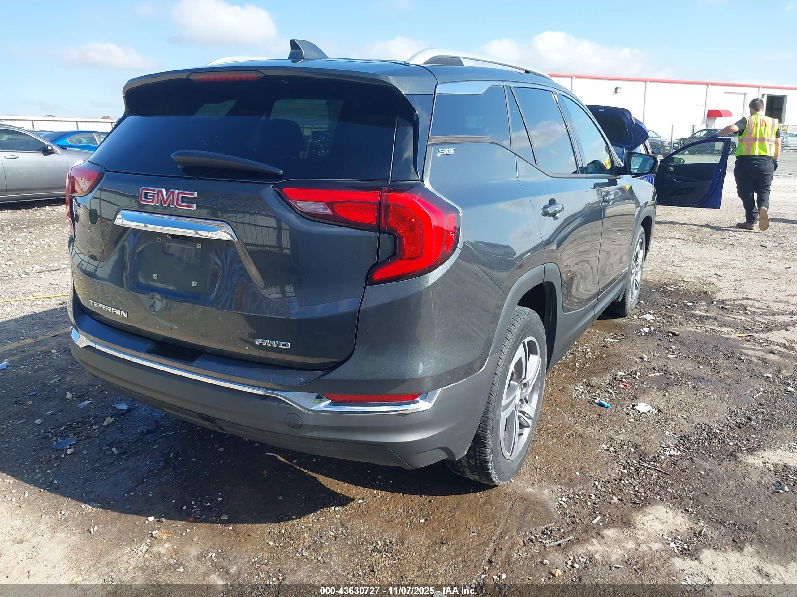 GMC TERRAIN image 4