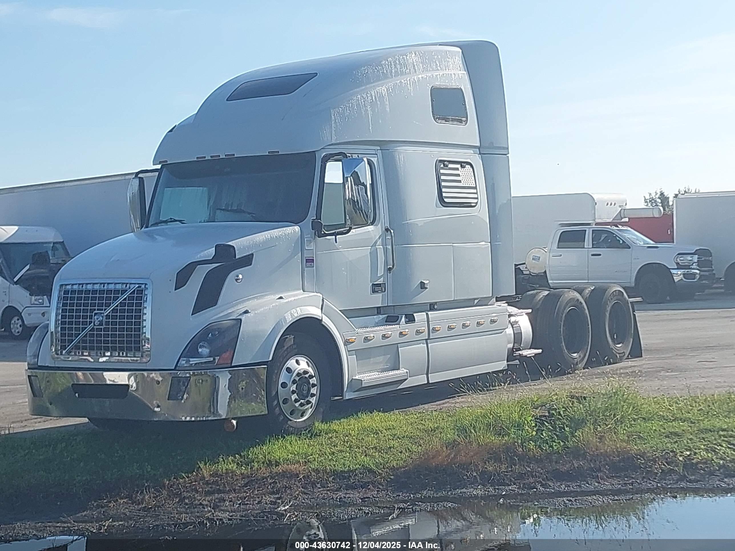 VOLVO VN image 2