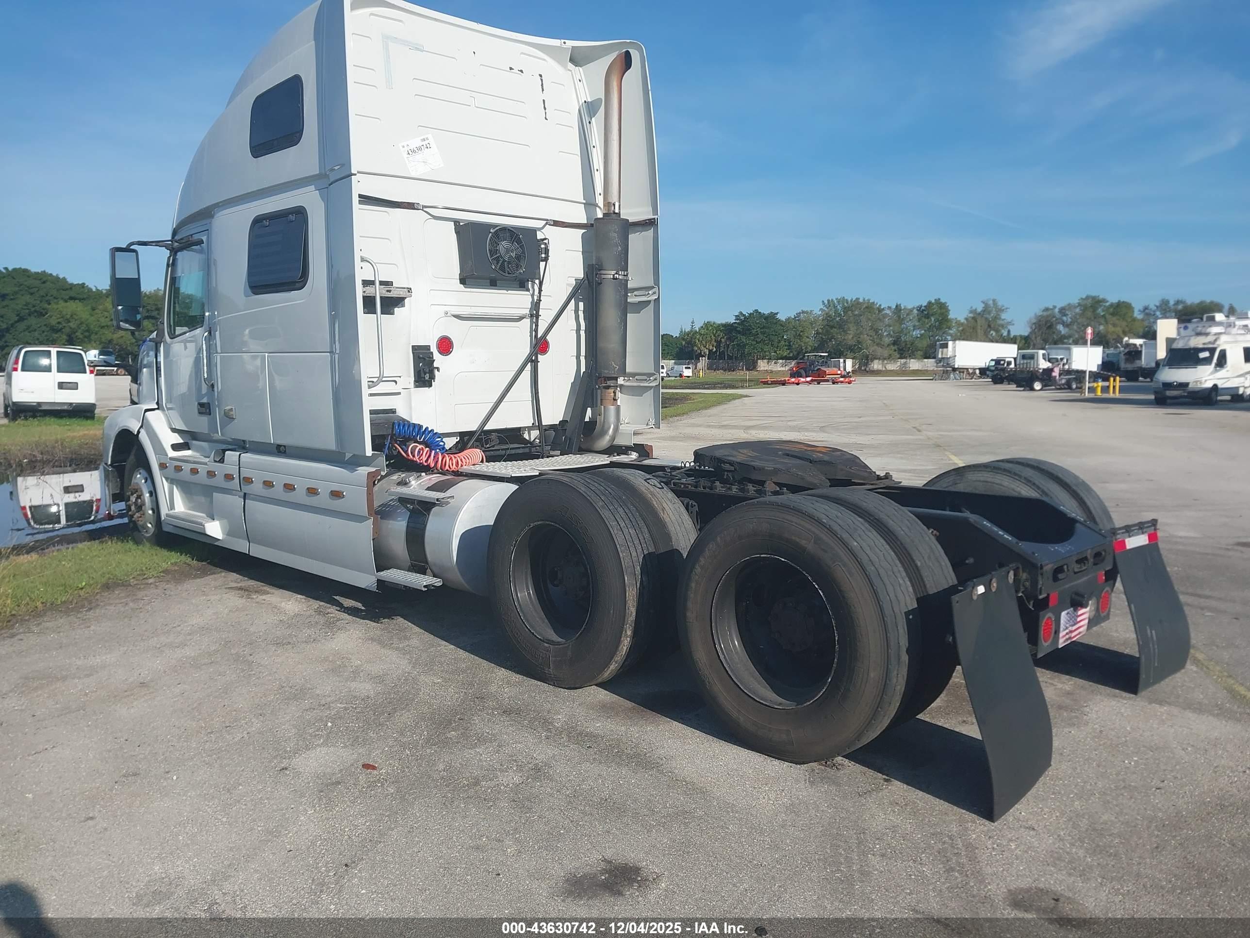 VOLVO VN image 3