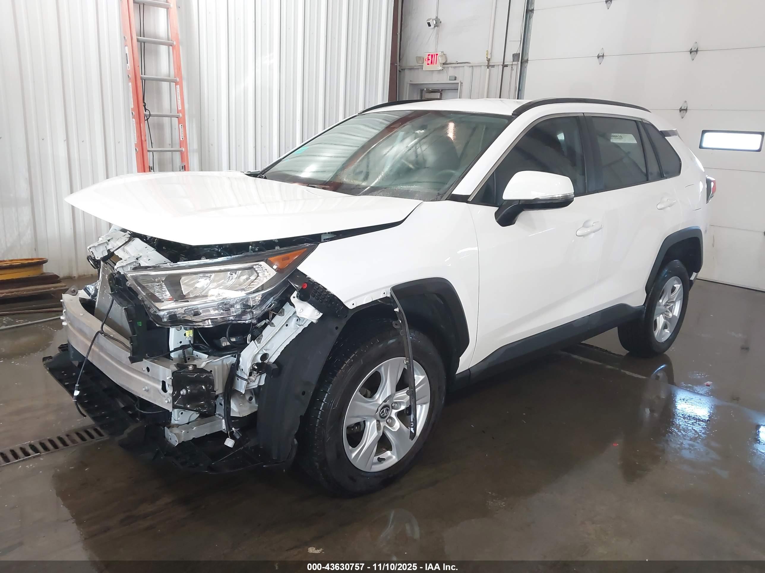 TOYOTA RAV4 image 2