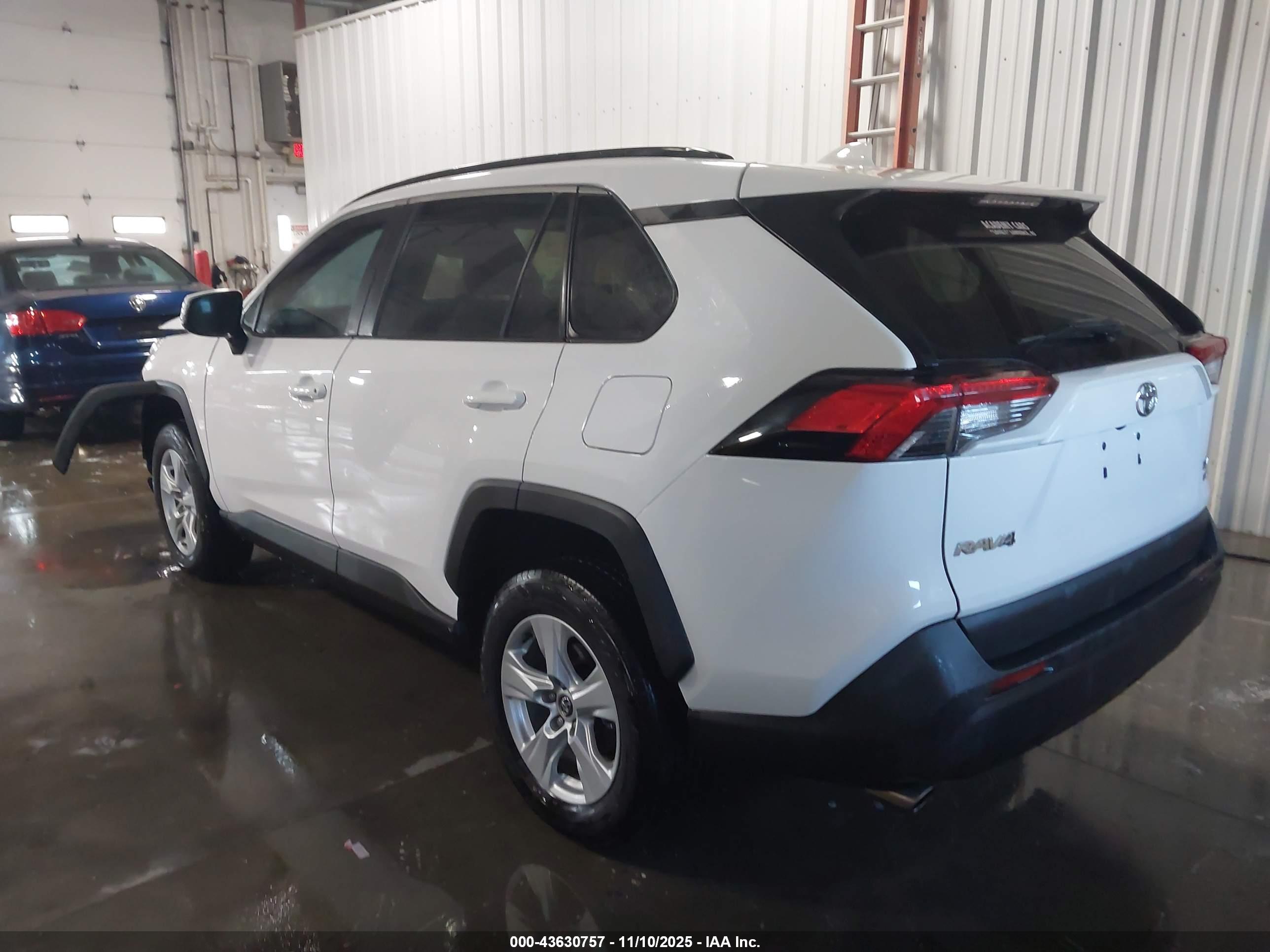 TOYOTA RAV4 image 3