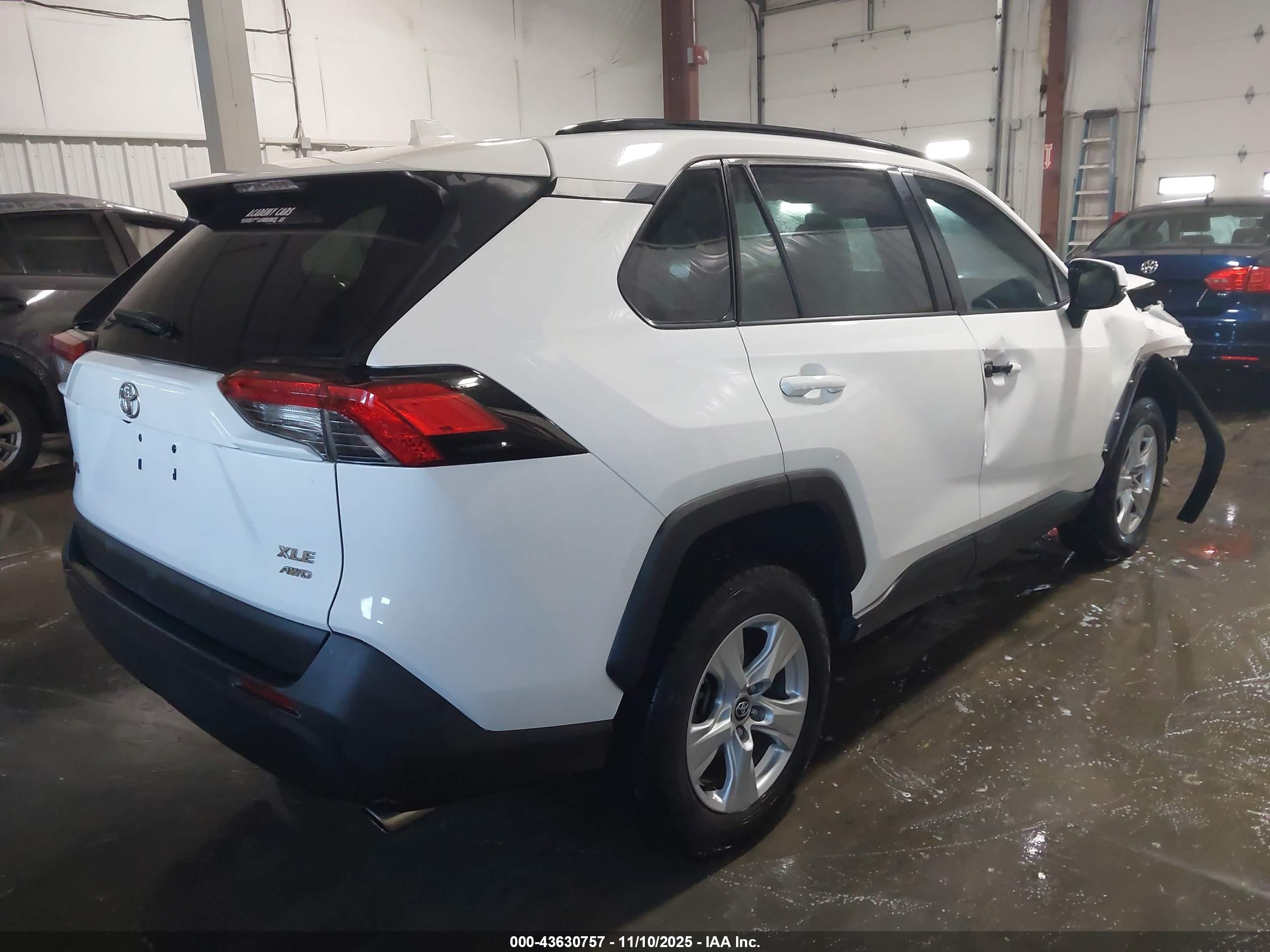 TOYOTA RAV4 image 4