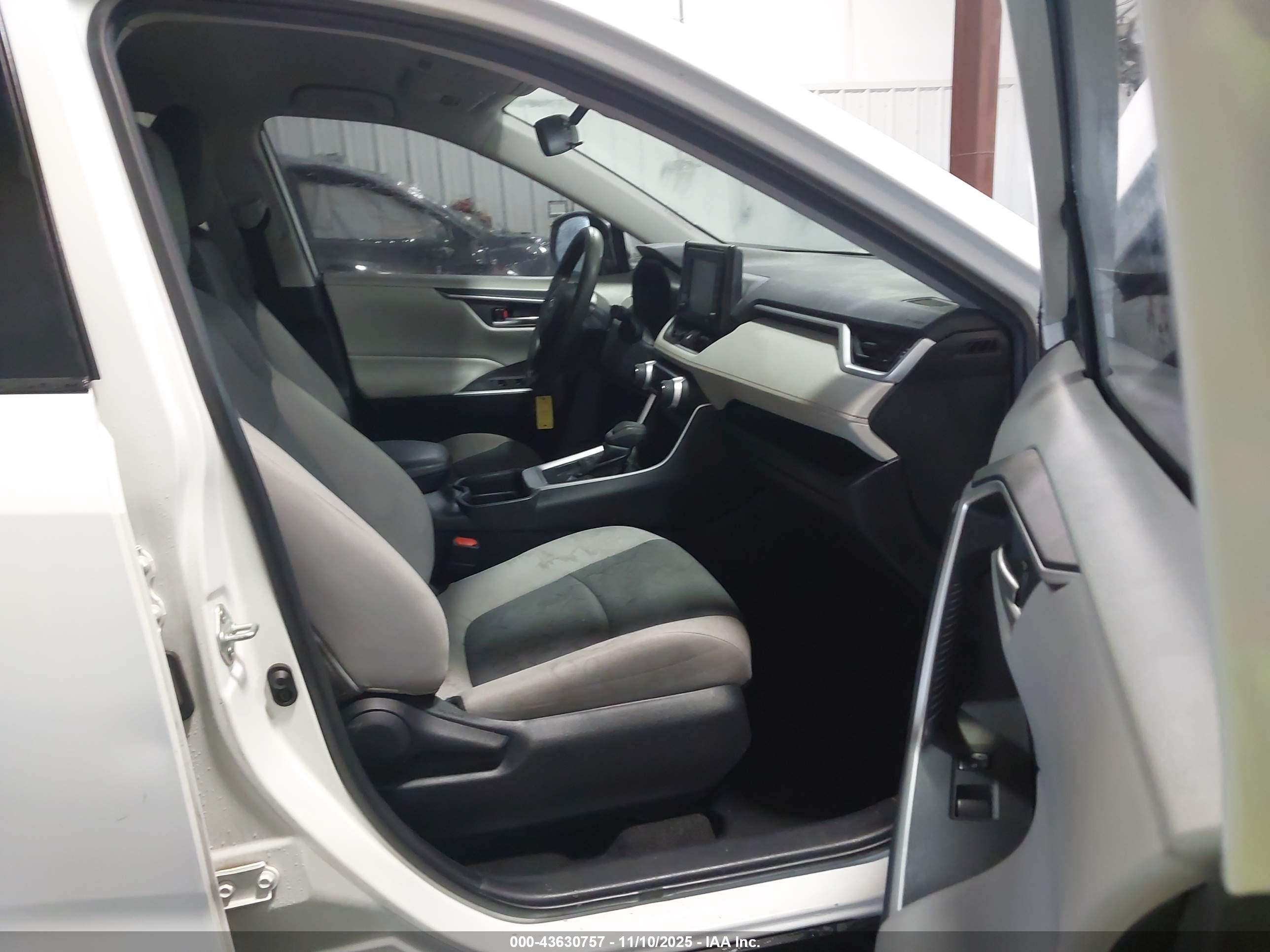 TOYOTA RAV4 image 5