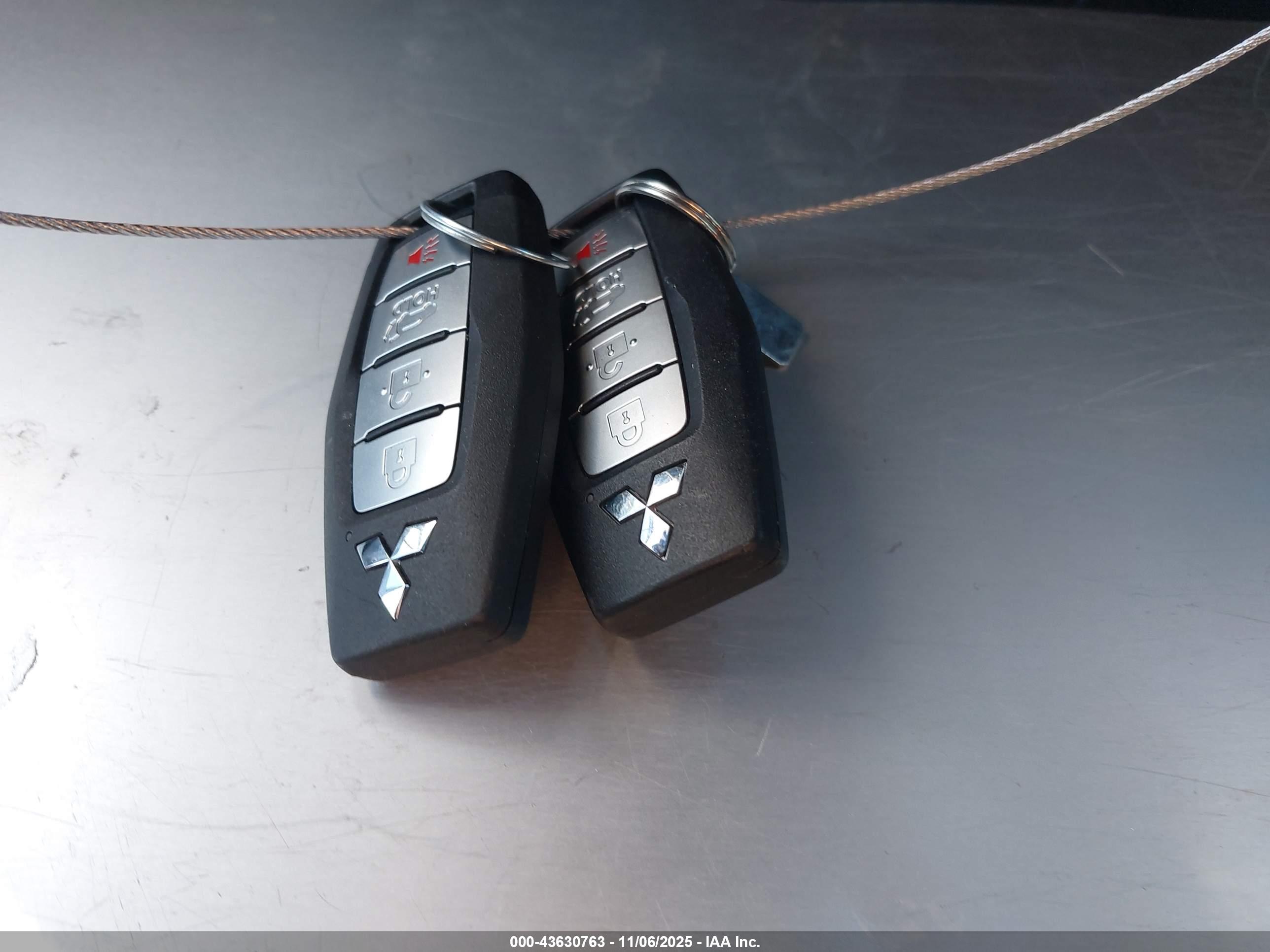 MITSUBISHI OUTLANDER image 11