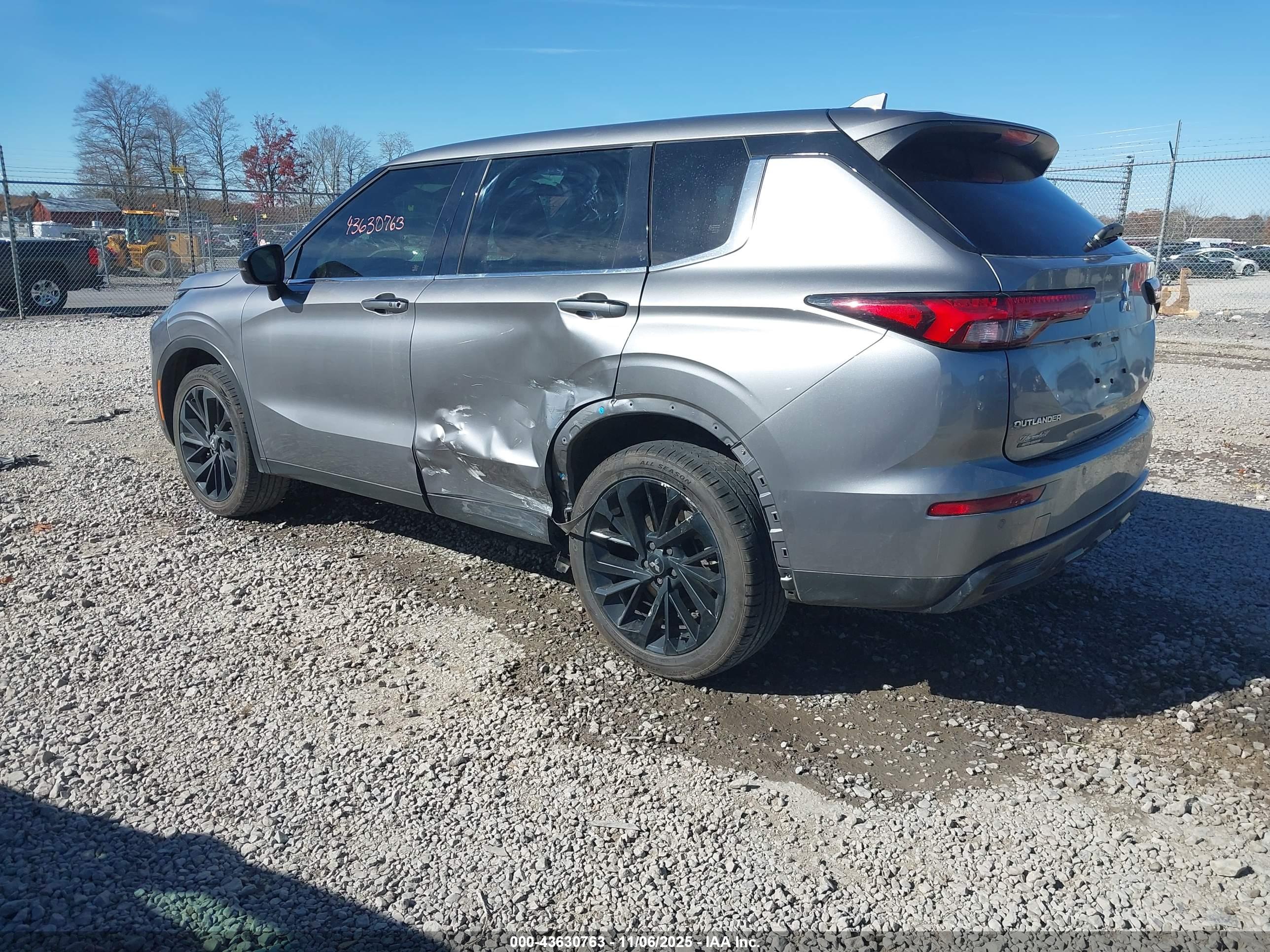 MITSUBISHI OUTLANDER image 3