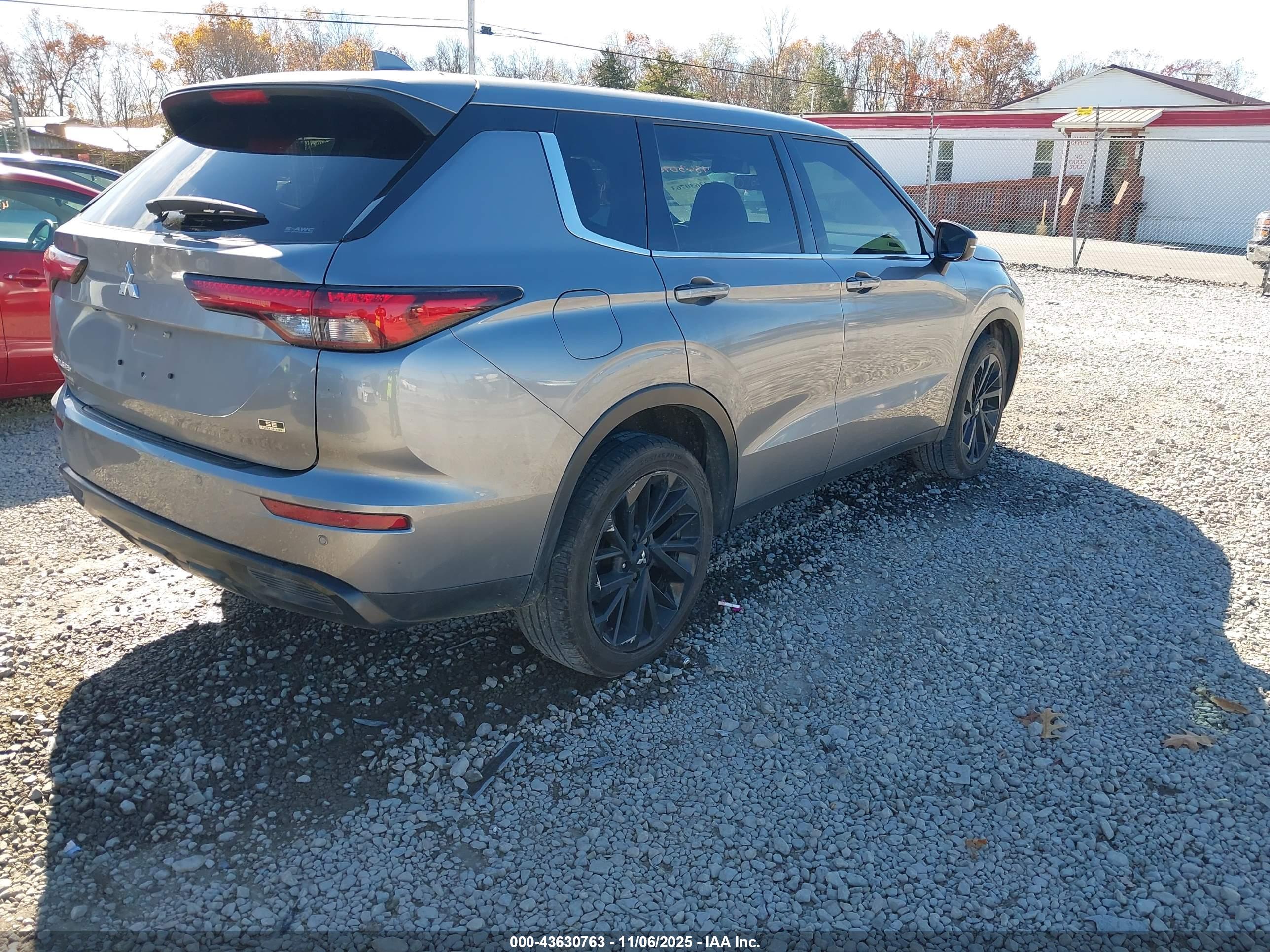 MITSUBISHI OUTLANDER image 4