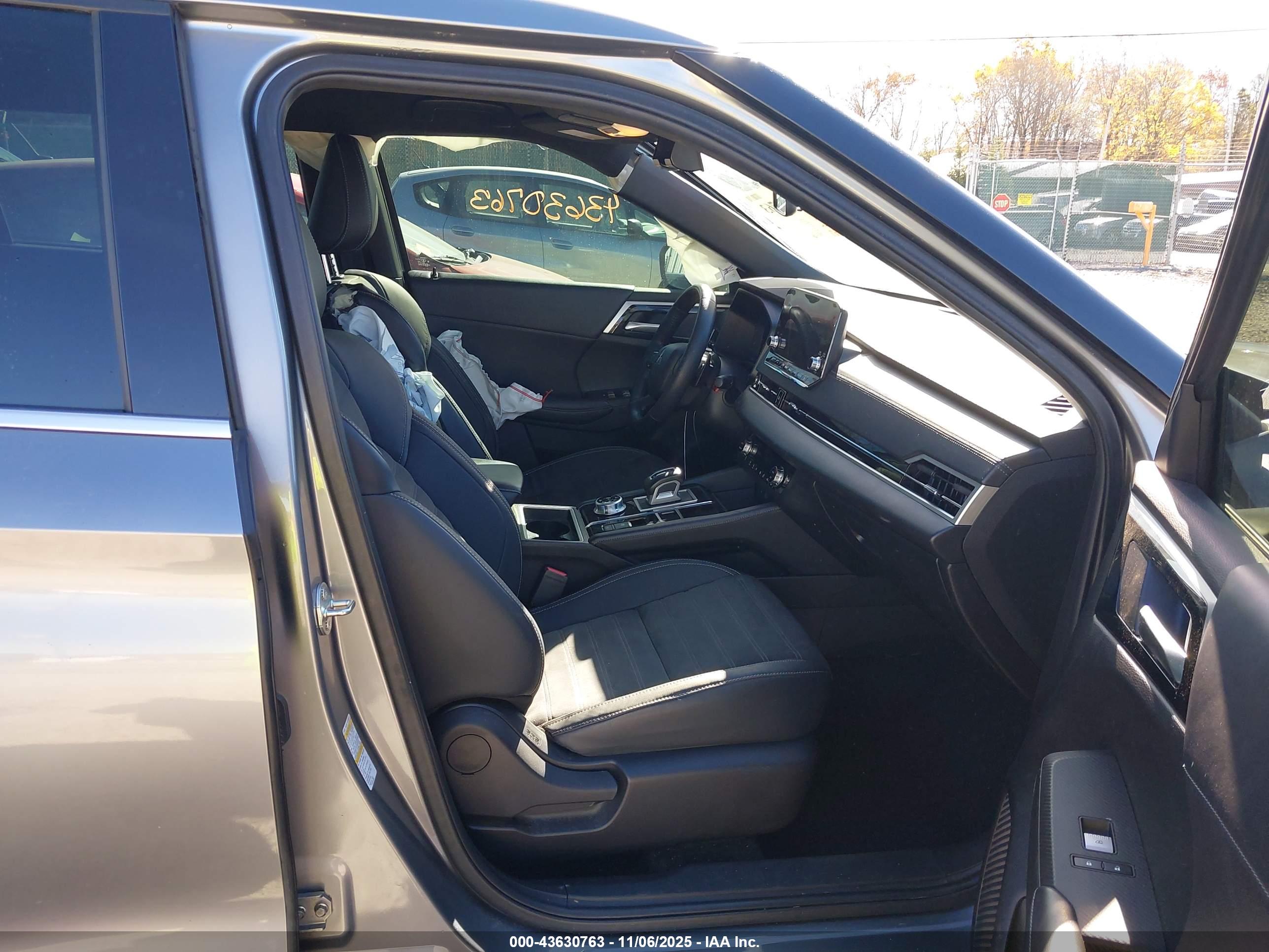 MITSUBISHI OUTLANDER image 5