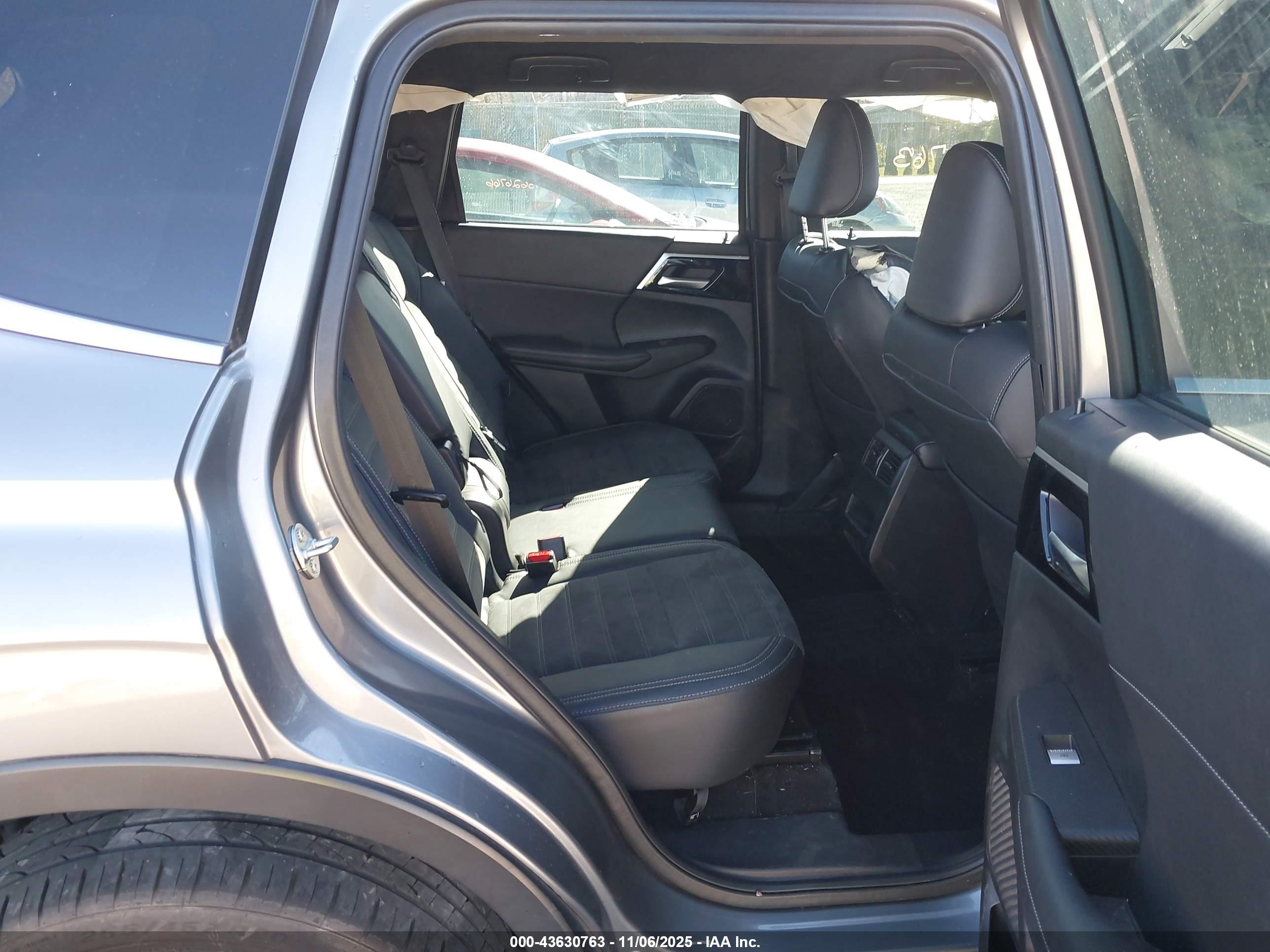 MITSUBISHI OUTLANDER image 8