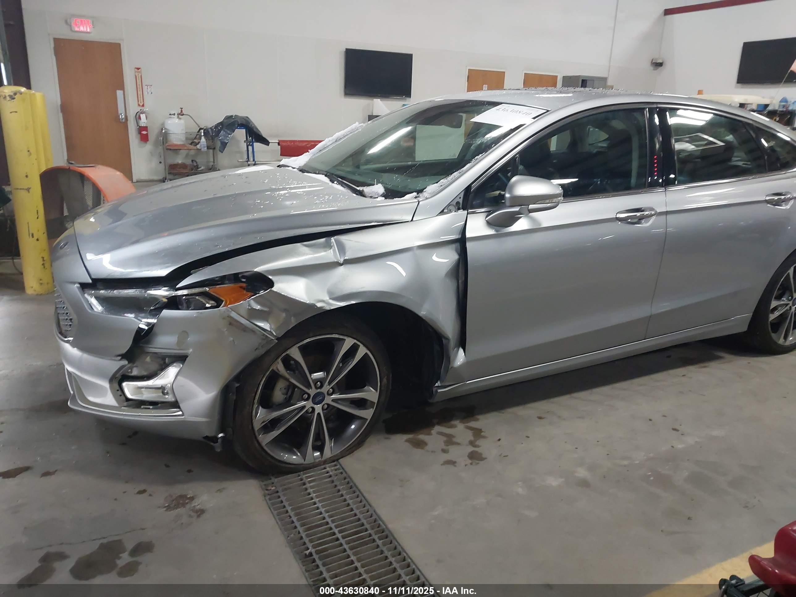 FORD FUSION image 2