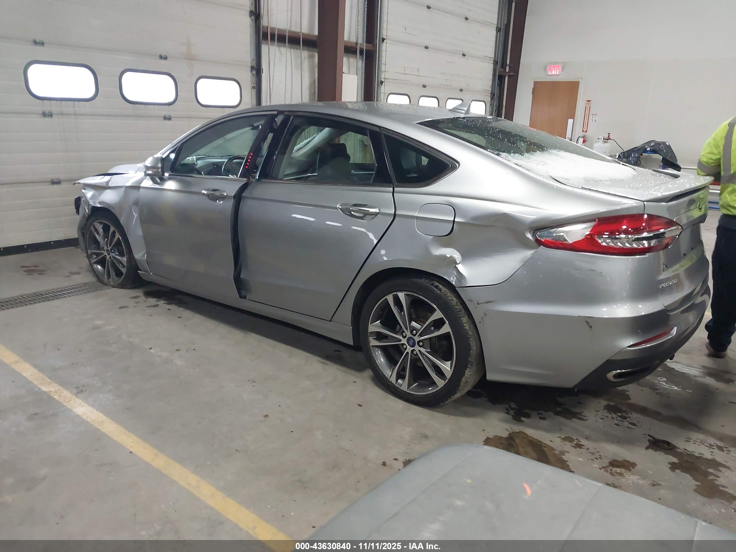 FORD FUSION image 3