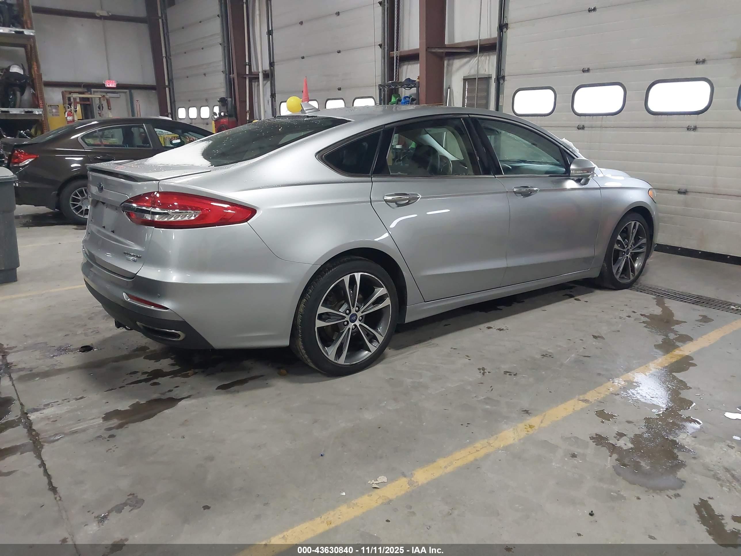 FORD FUSION image 4