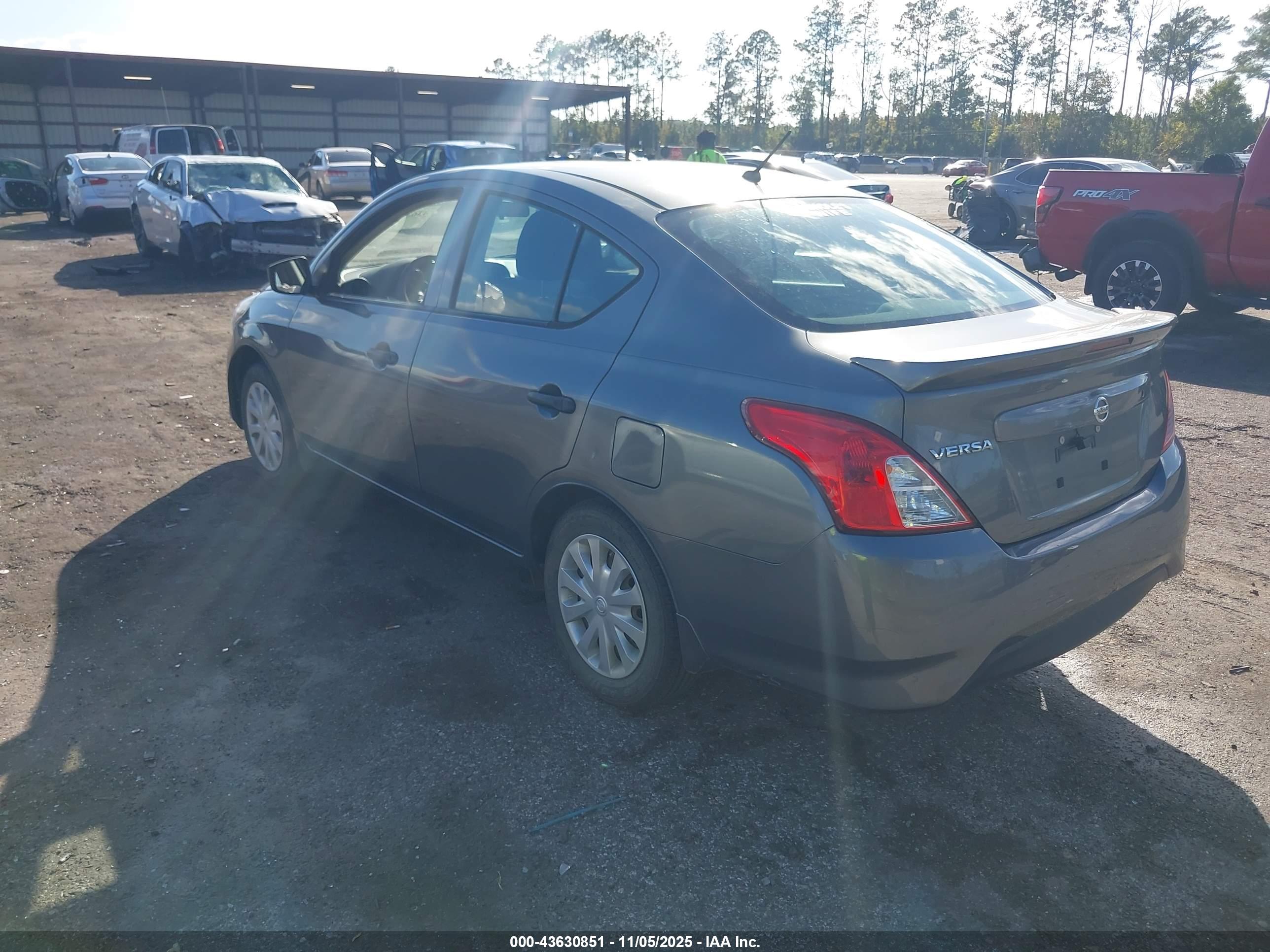 NISSAN VERSA image 3