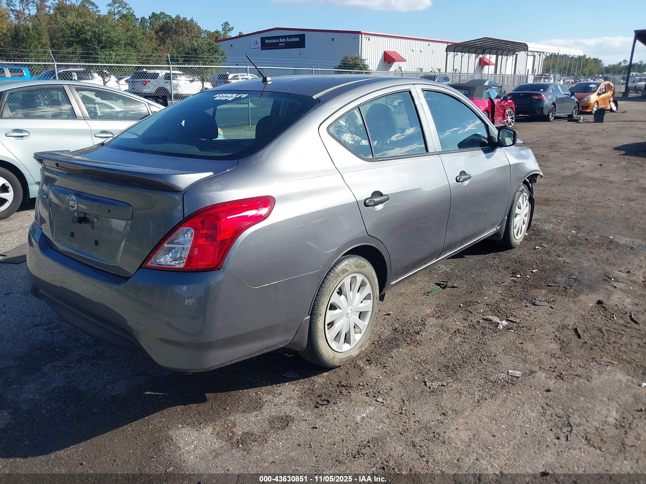 NISSAN VERSA image 4