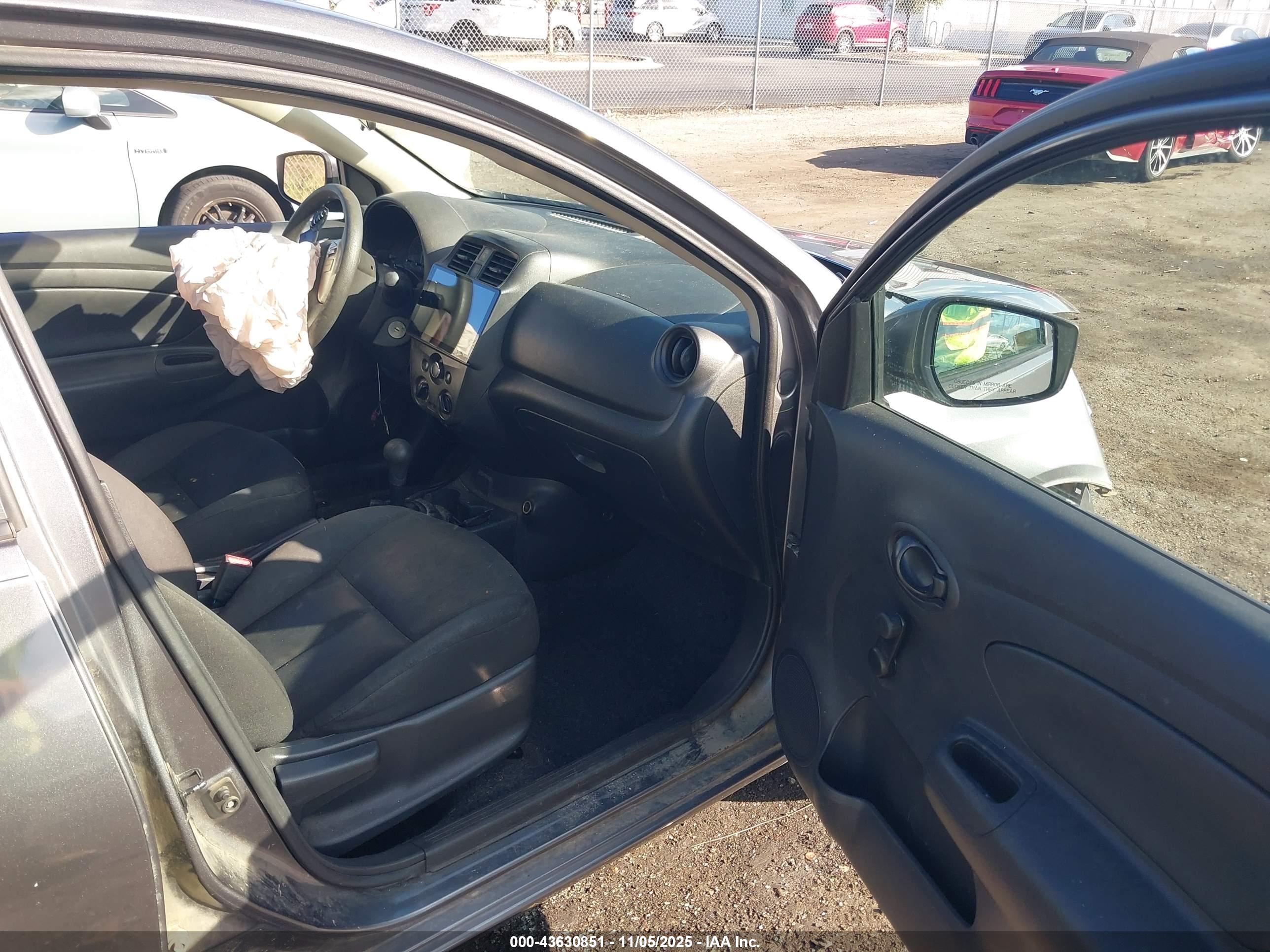 NISSAN VERSA image 5