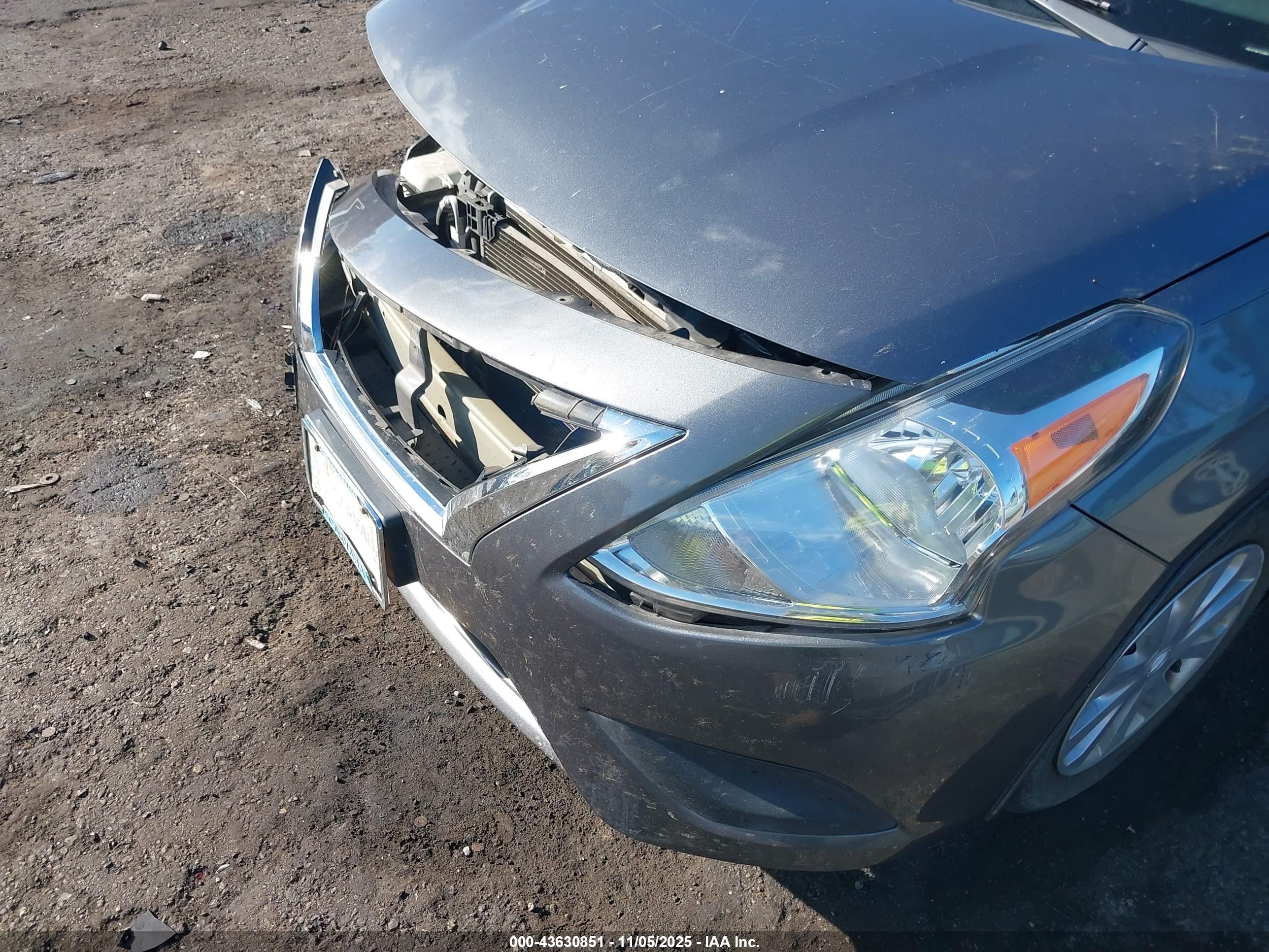 NISSAN VERSA image 6
