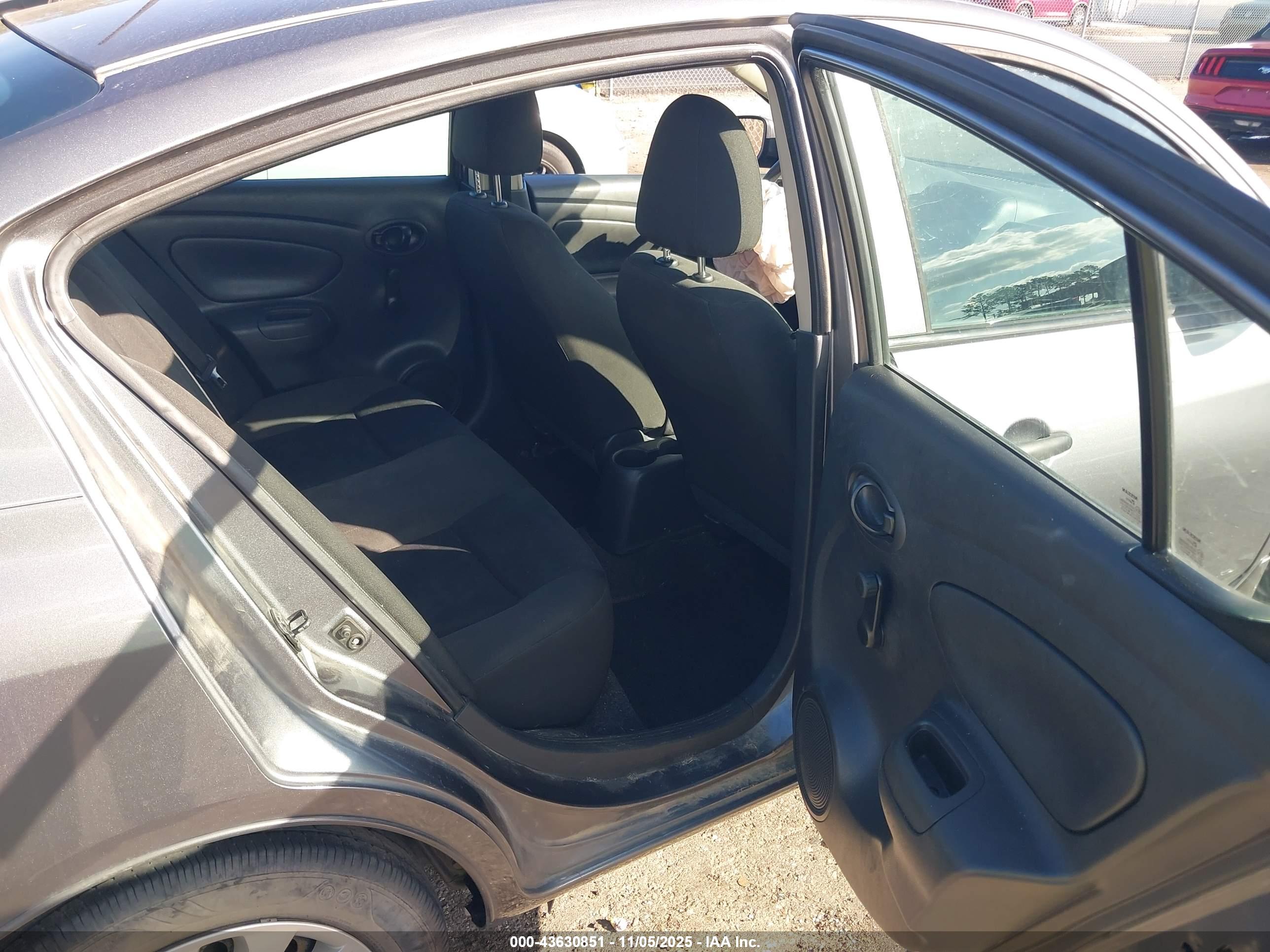 NISSAN VERSA image 8