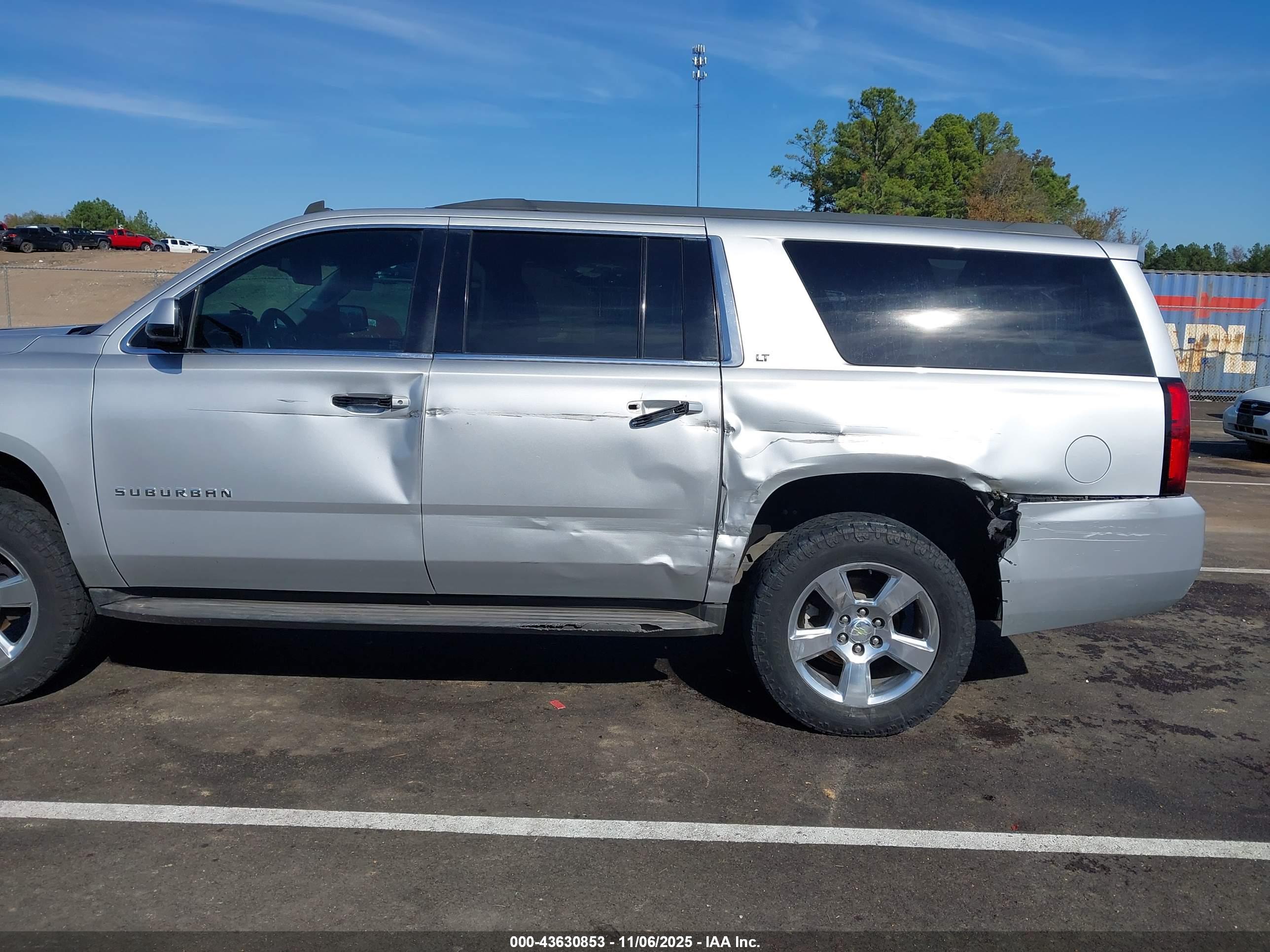 CHEVROLET SUBURBAN image 6