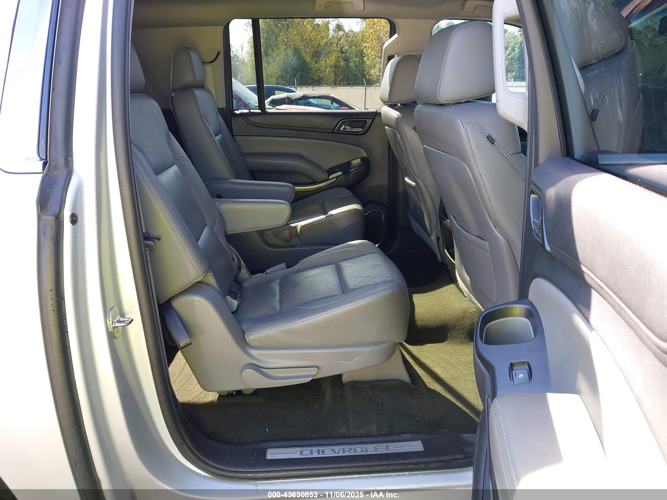 CHEVROLET SUBURBAN image 8