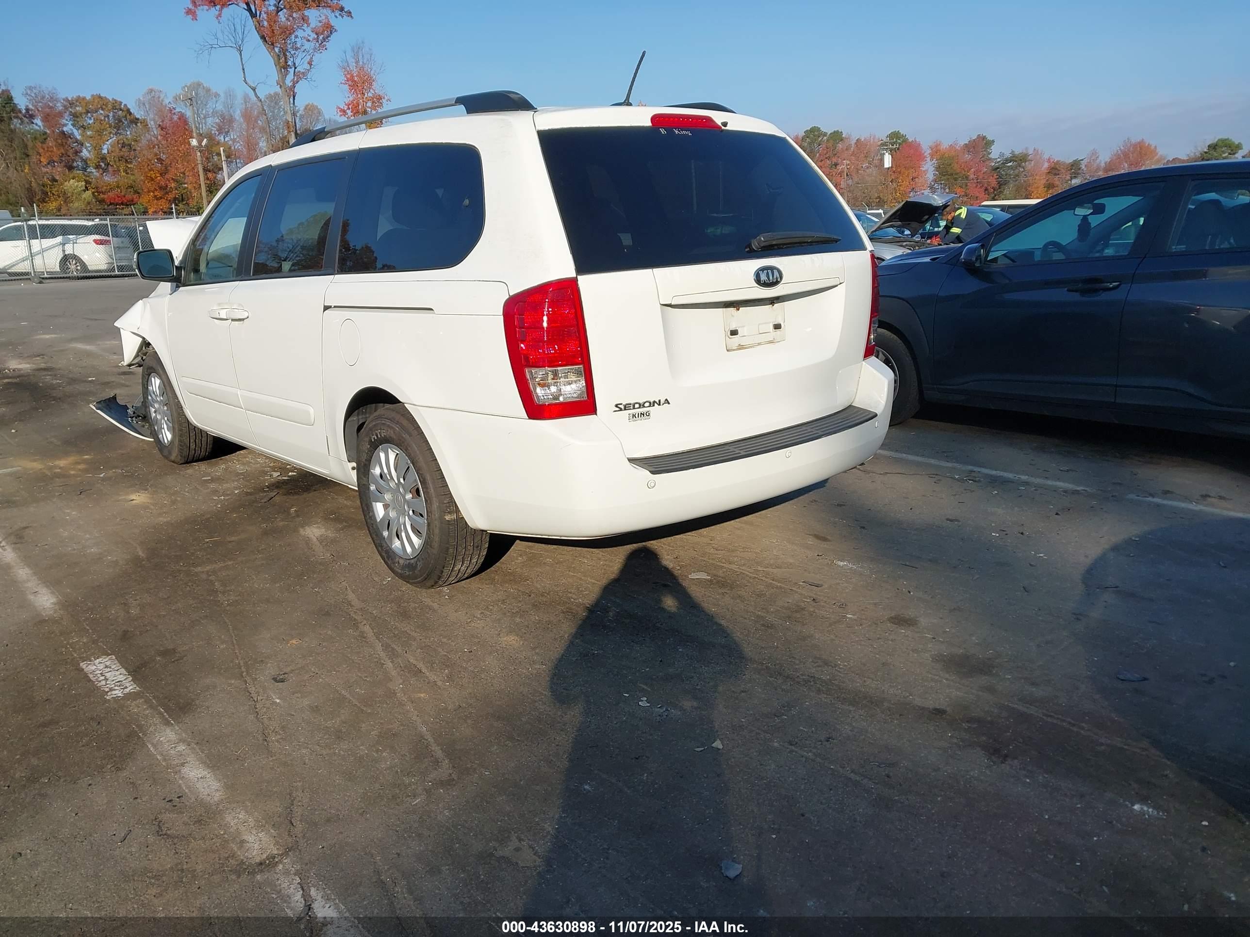 KIA SEDONA image 3