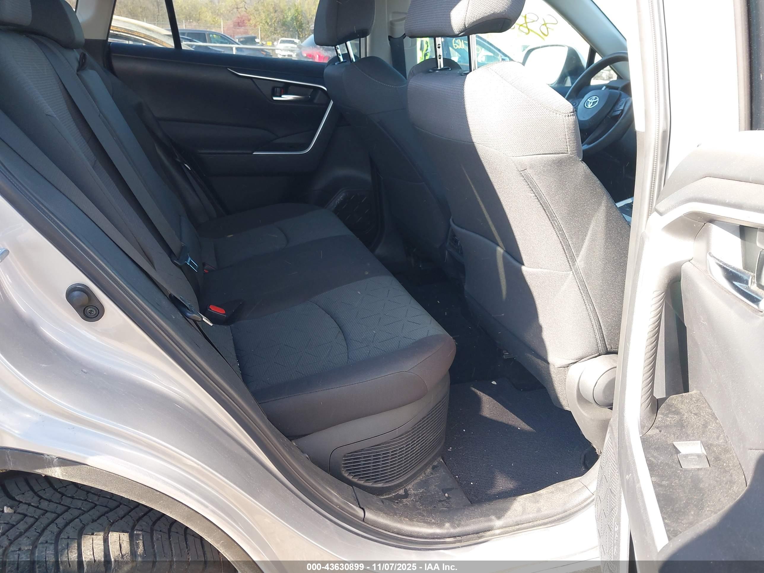 TOYOTA RAV4 image 8