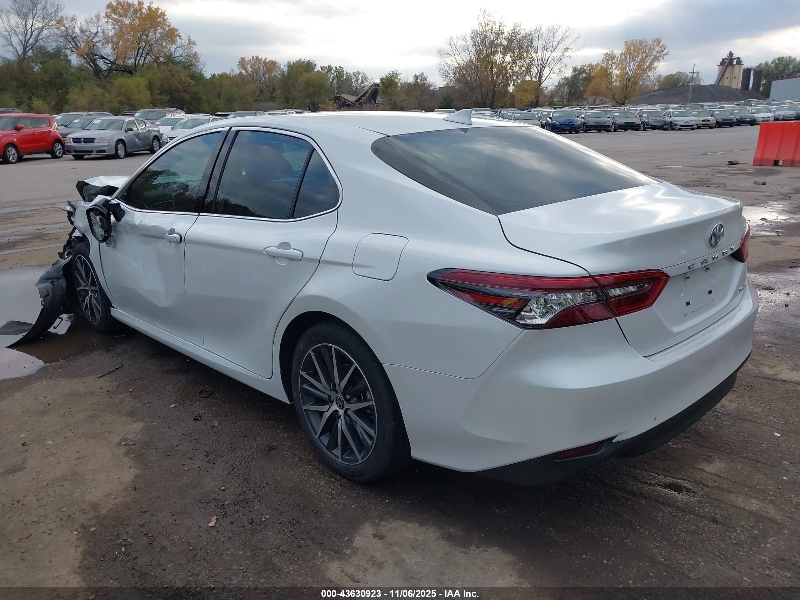 TOYOTA CAMRY image 3
