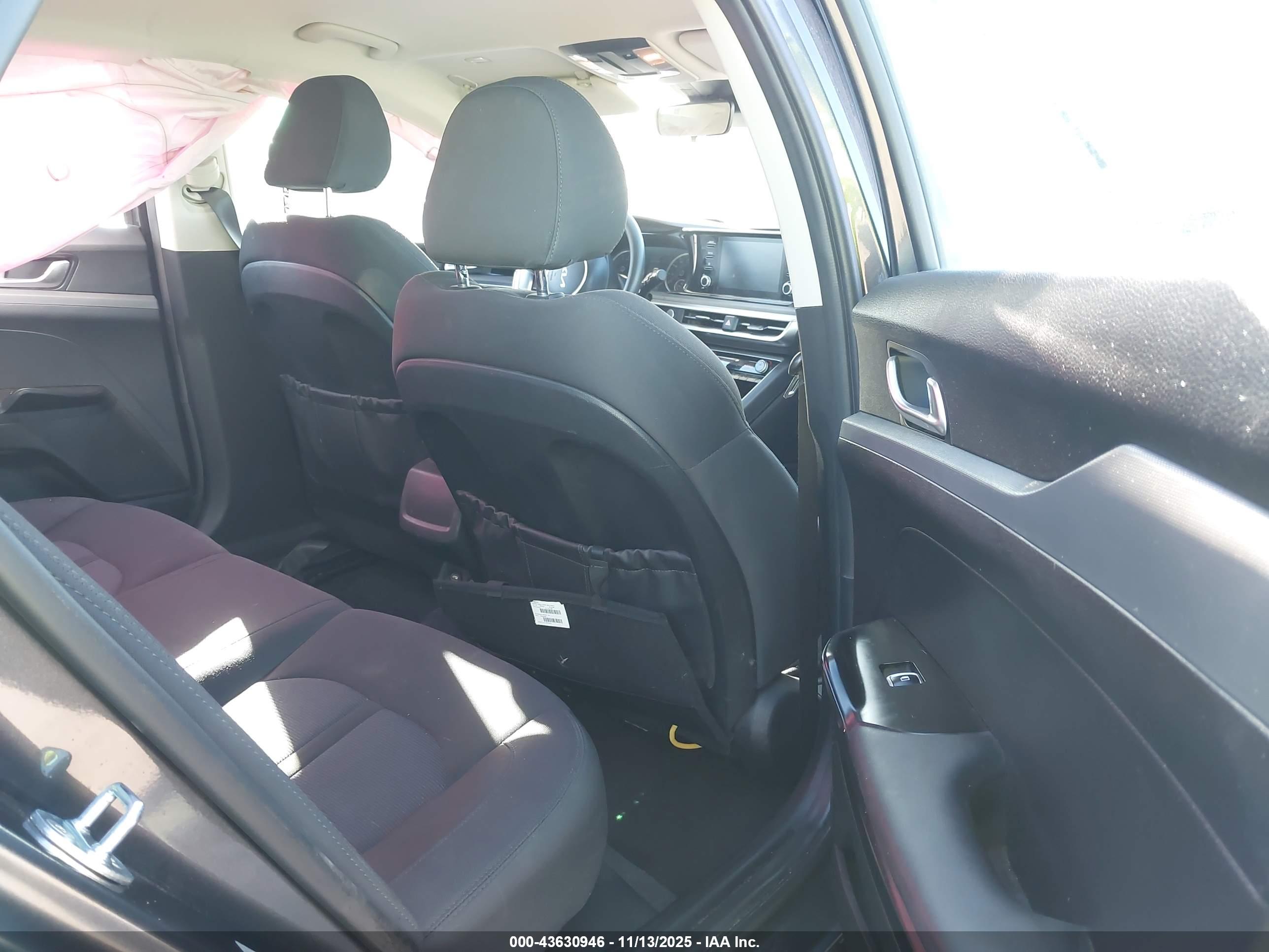 KIA K5 image 8
