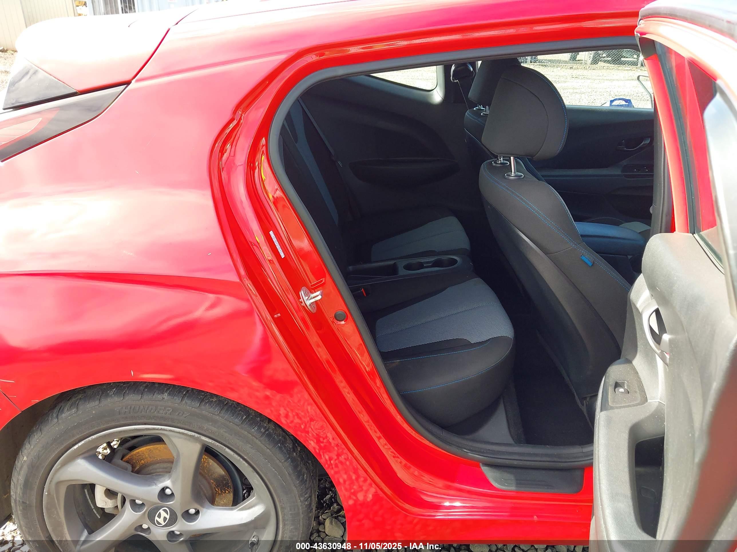 HYUNDAI VELOSTER image 8