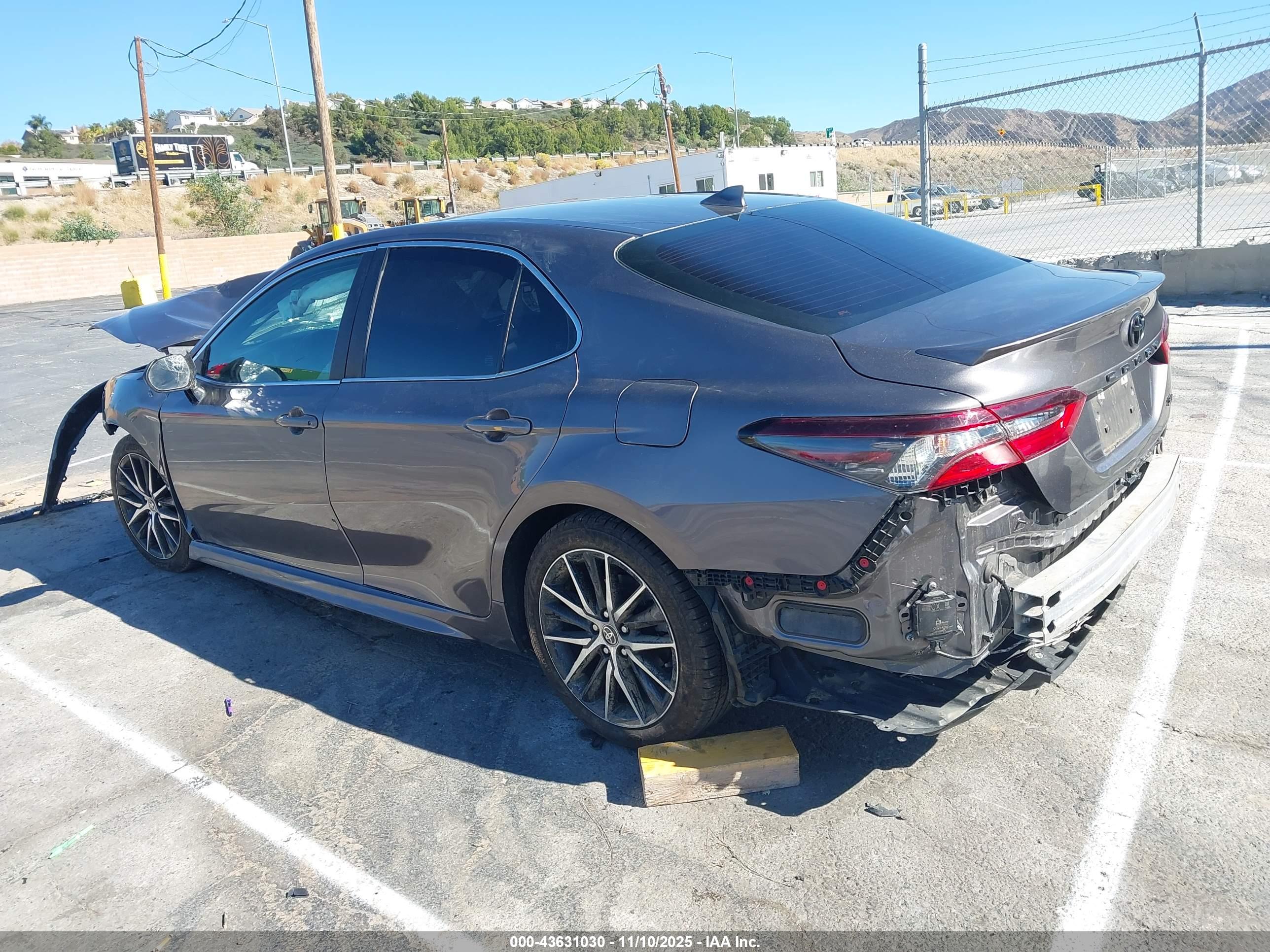 TOYOTA CAMRY image 3