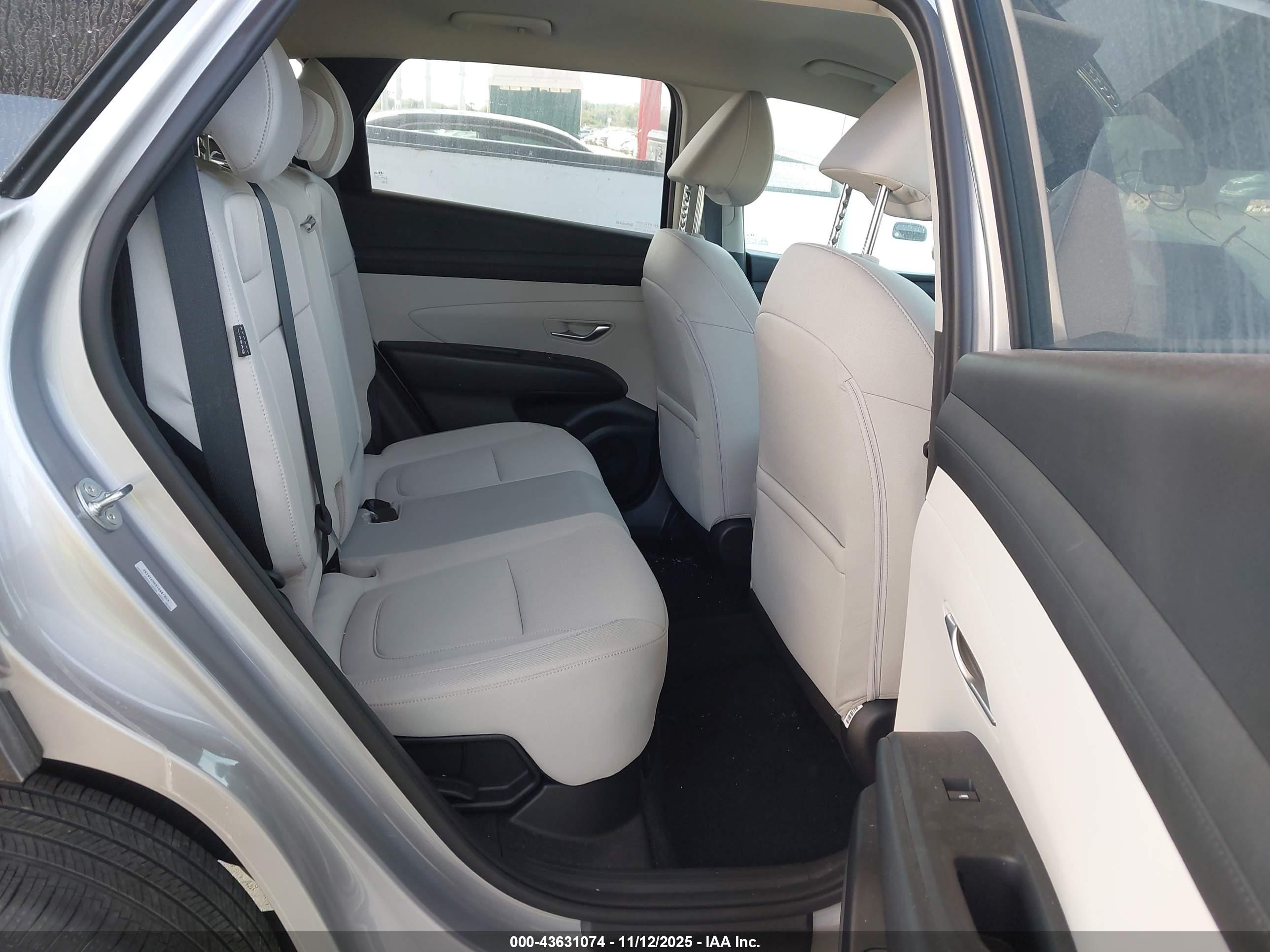 HYUNDAI TUCSON image 8