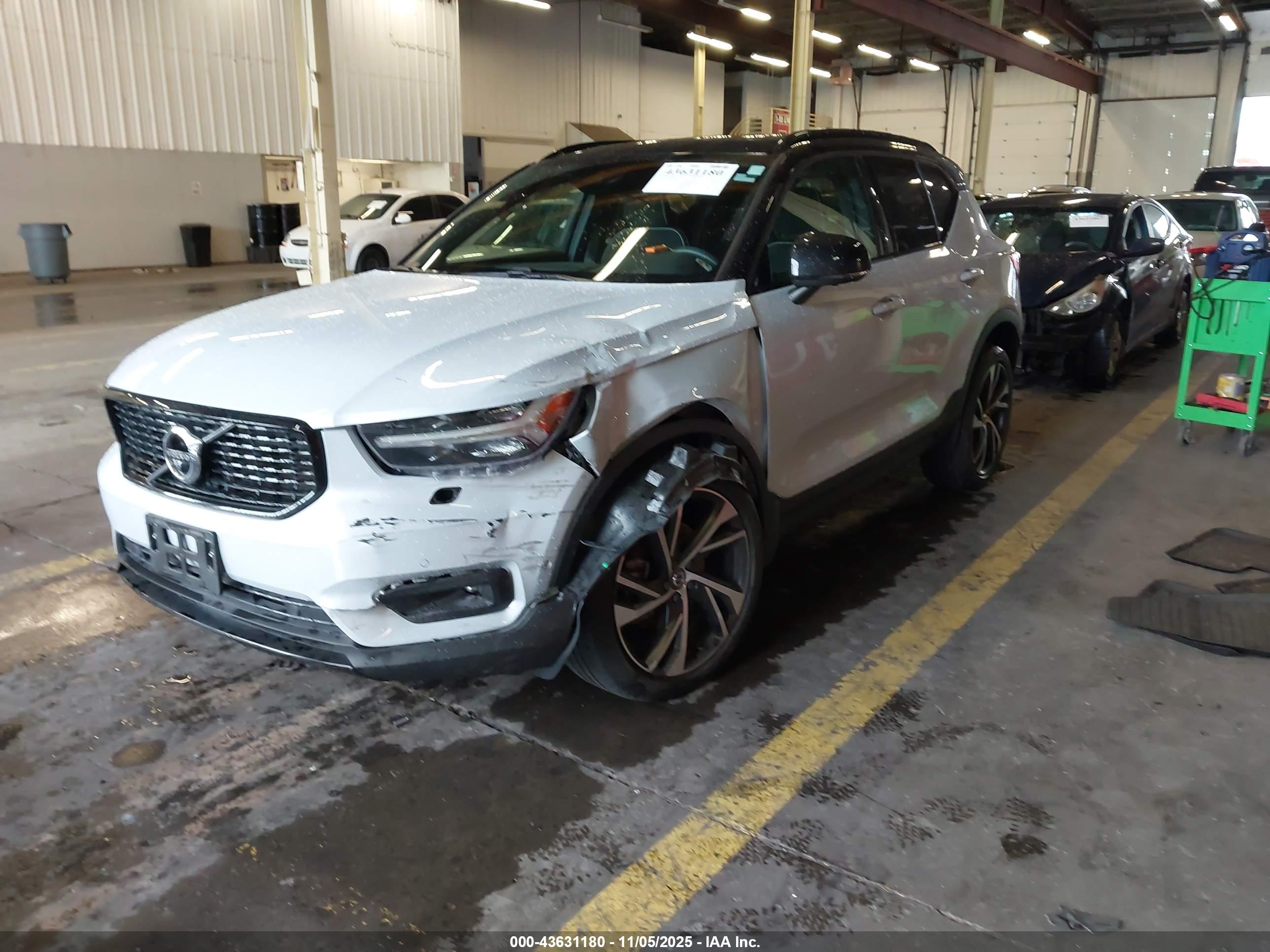 VOLVO XC40 image 2