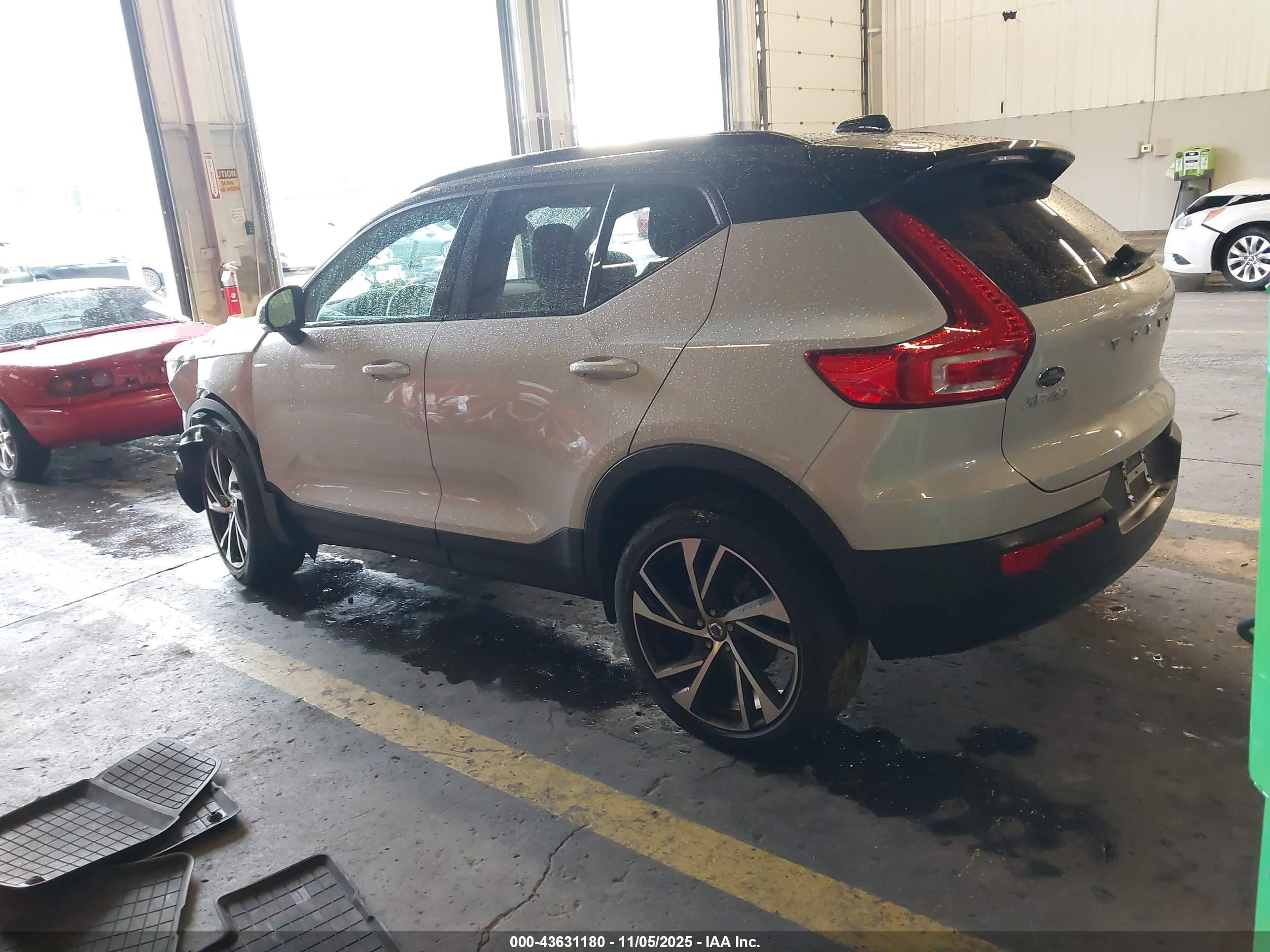 VOLVO XC40 image 3