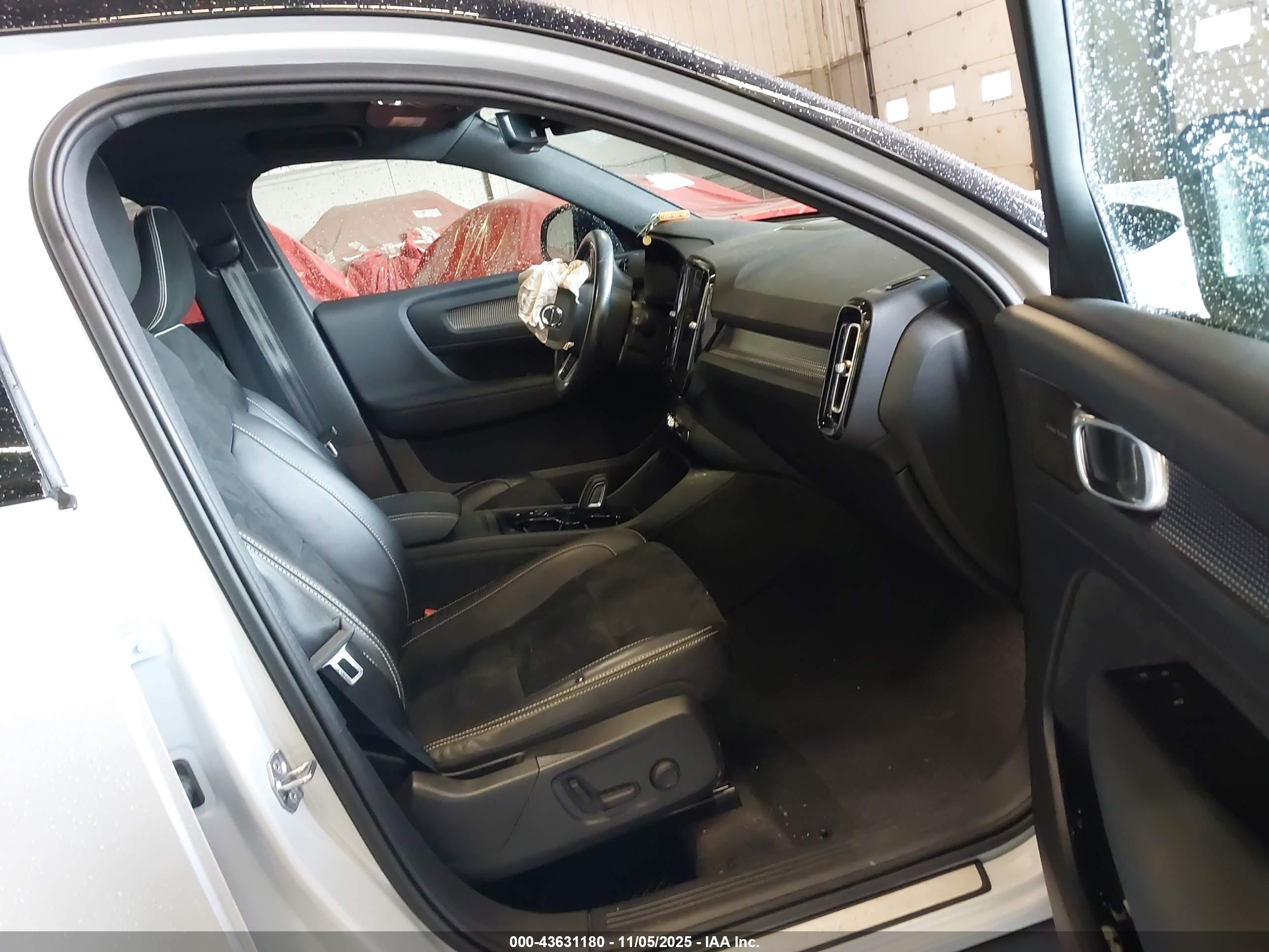 VOLVO XC40 image 5