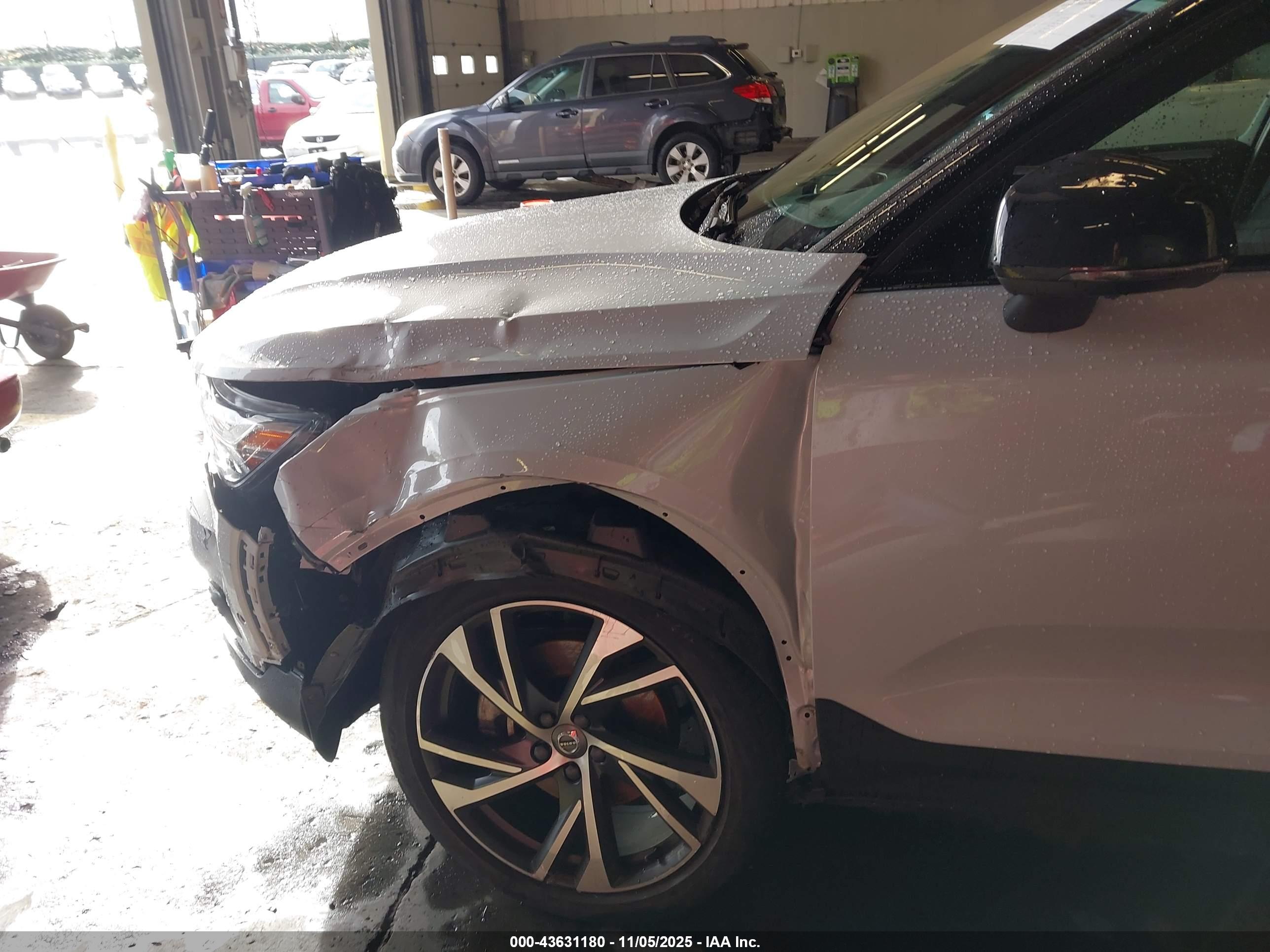 VOLVO XC40 image 6