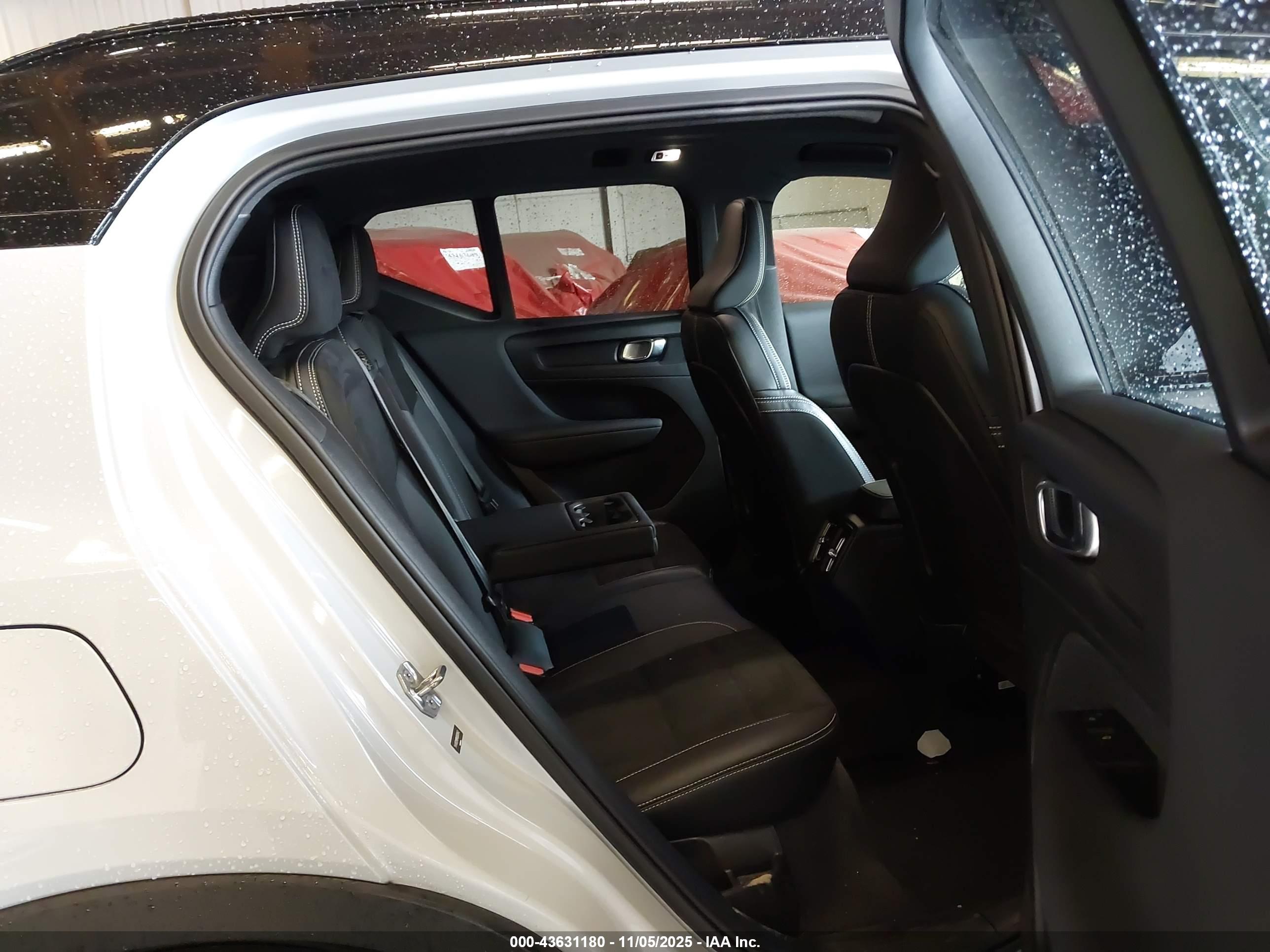 VOLVO XC40 image 8