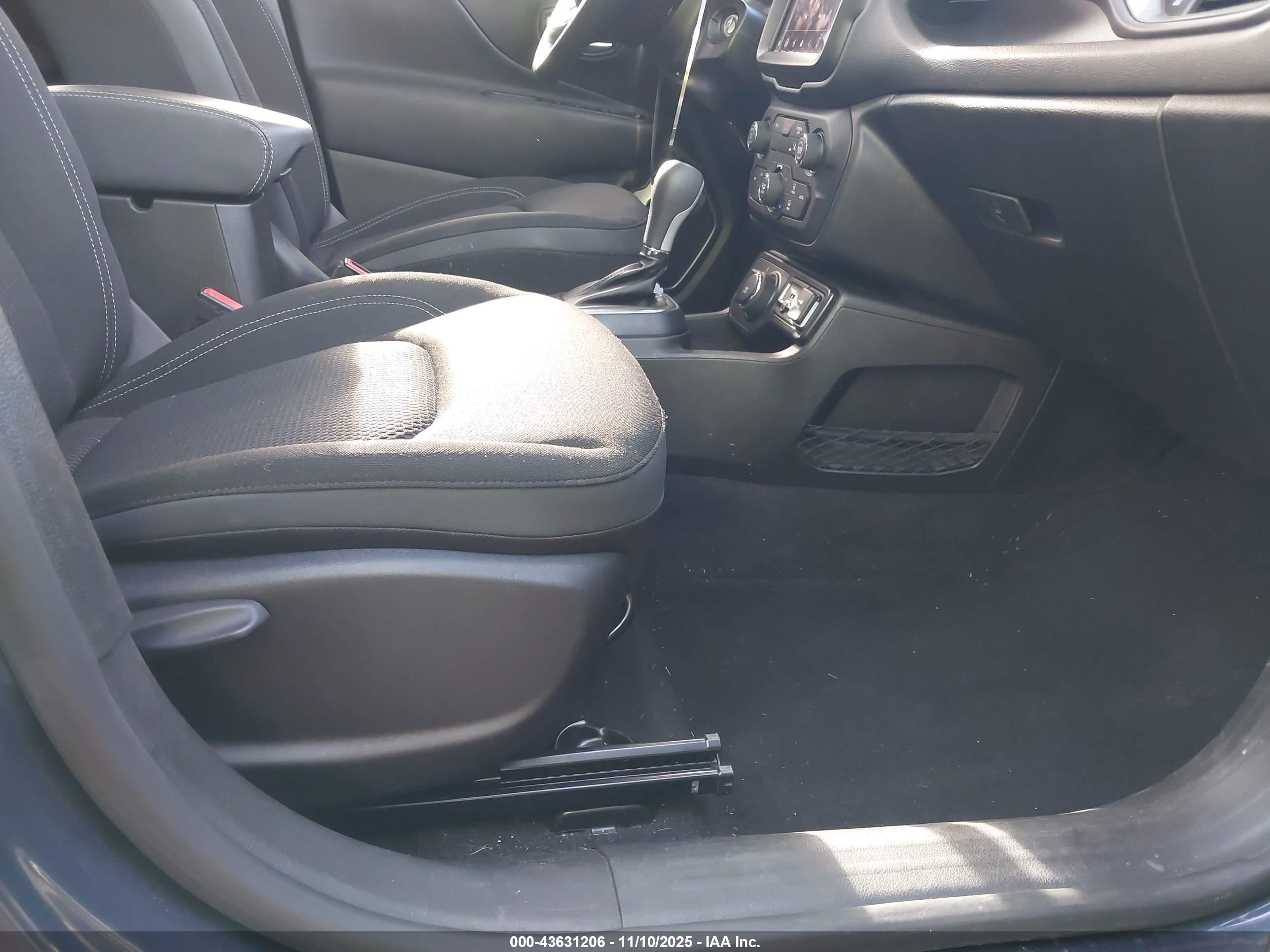 JEEP RENEGADE image 5